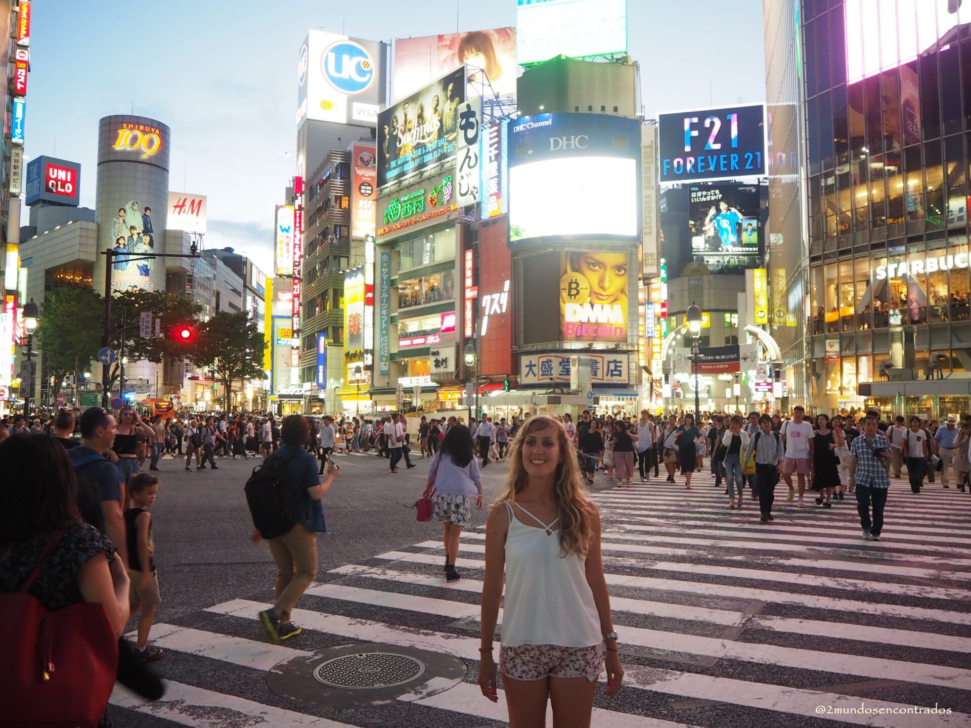 Multitud cruzando el famoso cruce de Shibuya en Tokio al anochecer