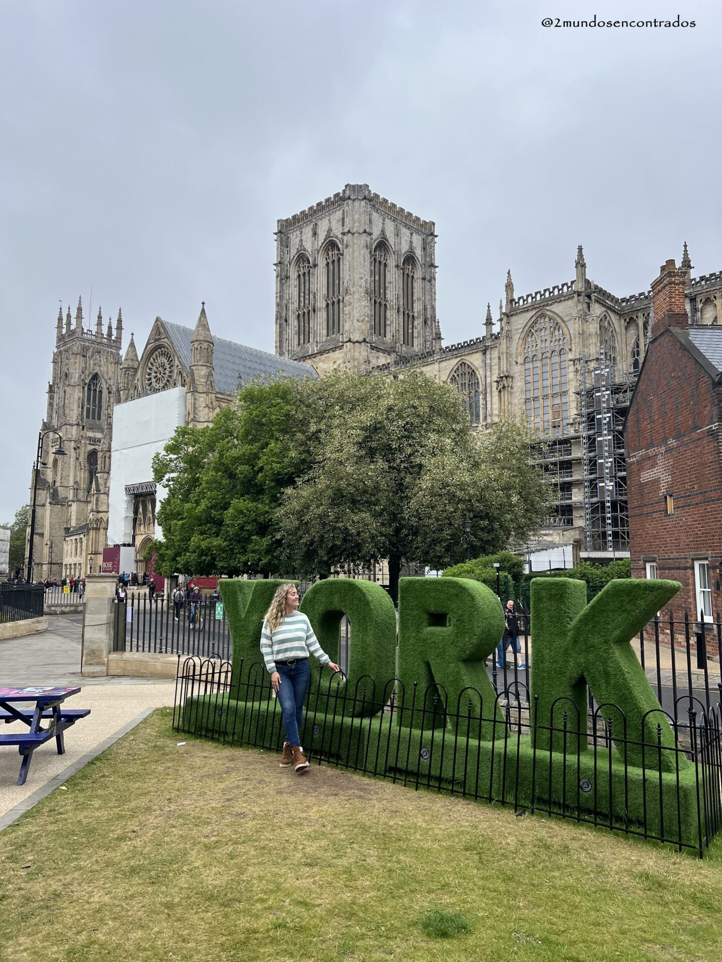 Escultura urbana con las letras “YORK” y la catedral de York Minster de fondo durante un día nublado en Inglaterra.