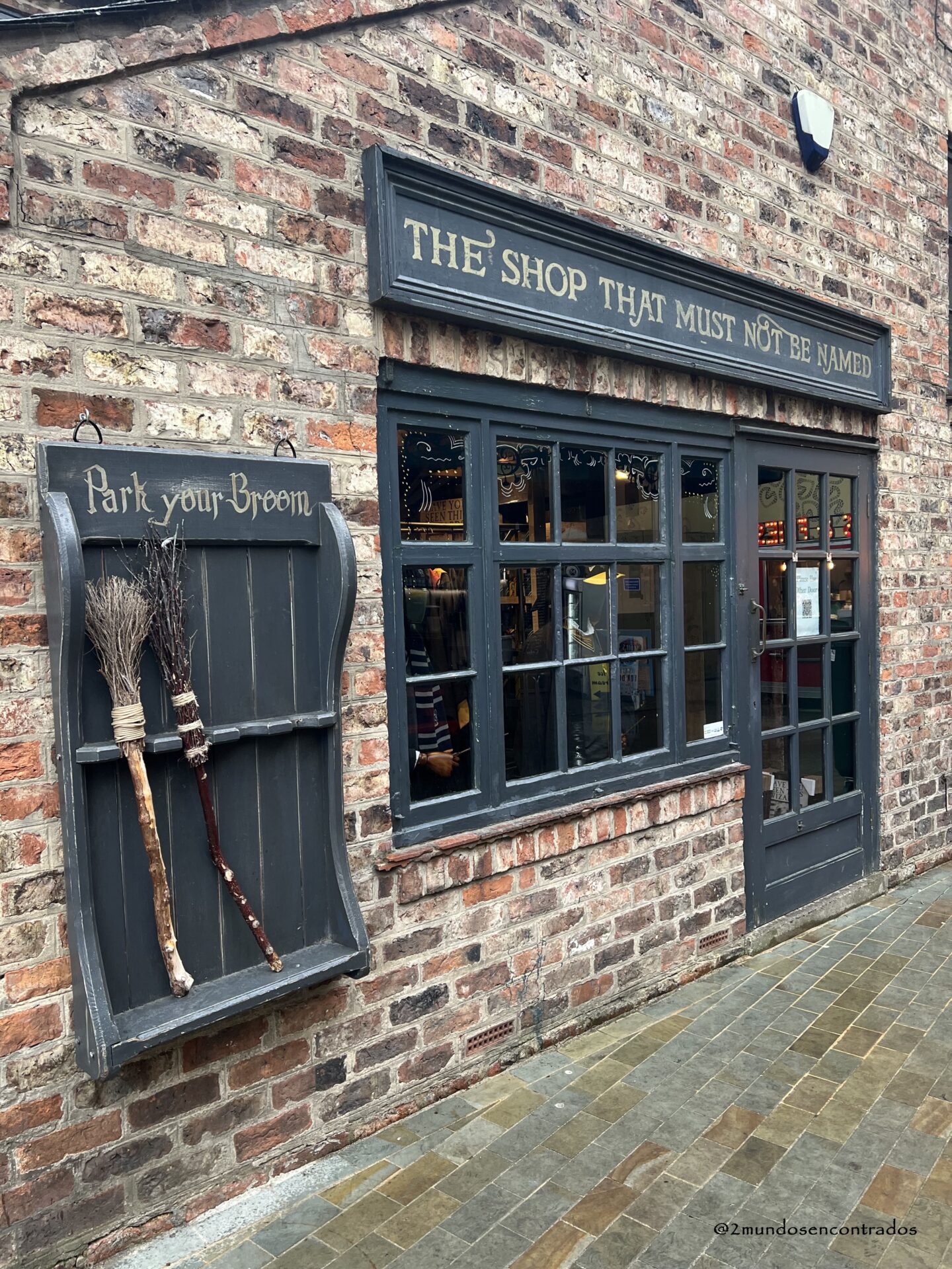 Fachada de The Shop That Must Not Be Named inspirada en el universo de Harry Potter en las calles medievales de York.