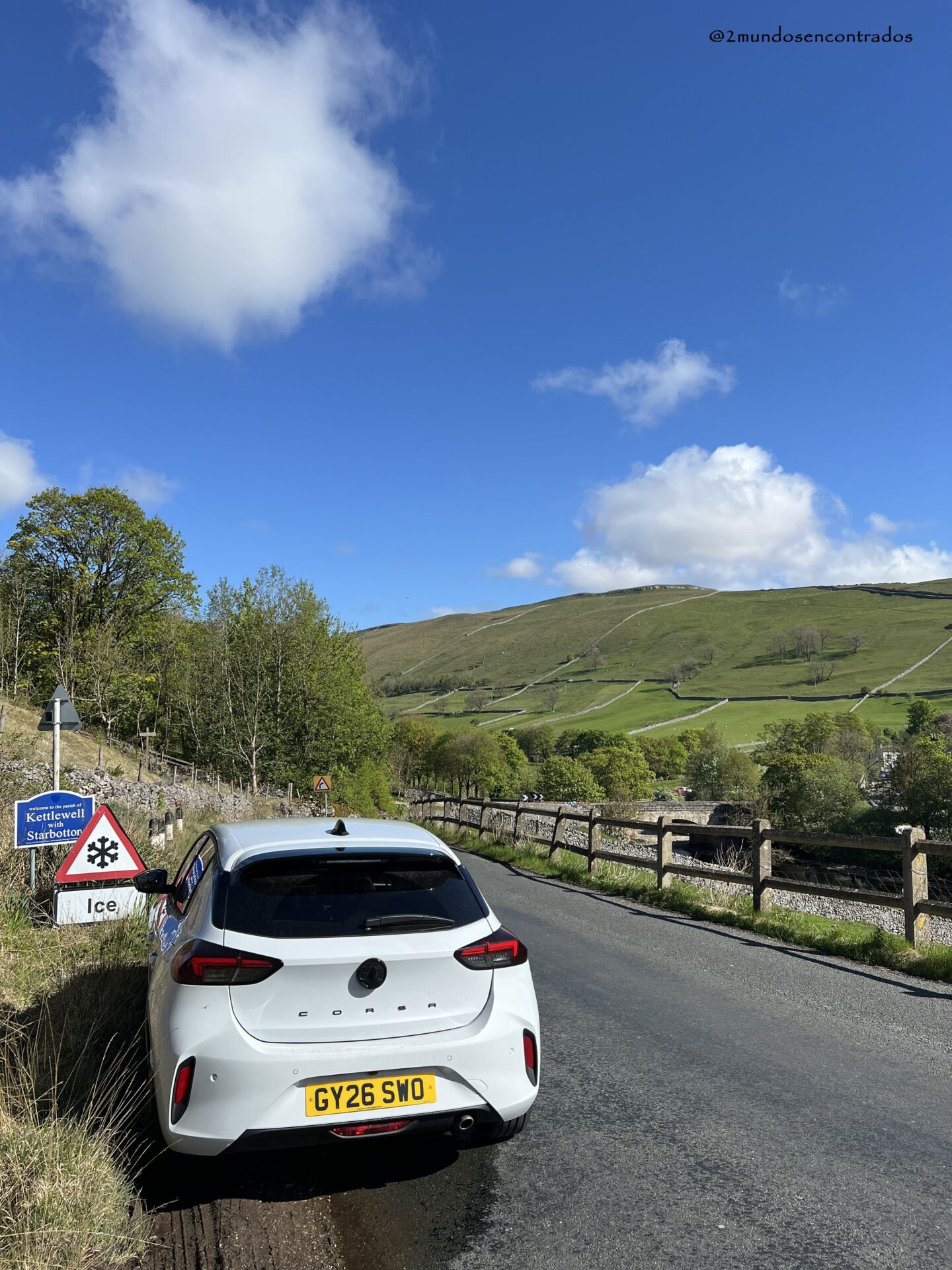 Carretera panorámica atravesando los paisajes verdes de Yorkshire Dales National Park durante un road trip por el norte de Inglaterra.