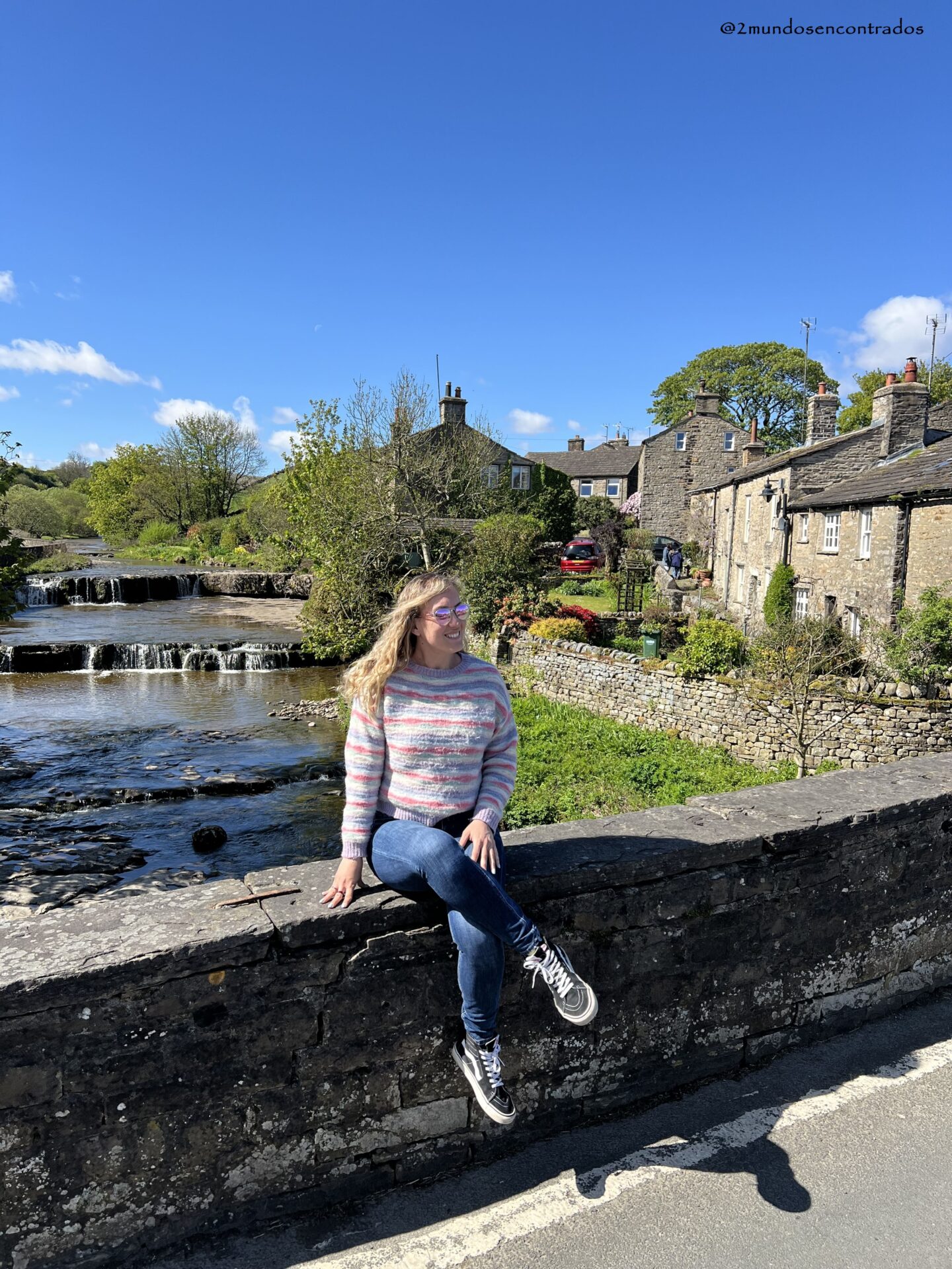 Pueblo tradicional de Kettlewell rodeado de los paisajes verdes de Yorkshire Dales