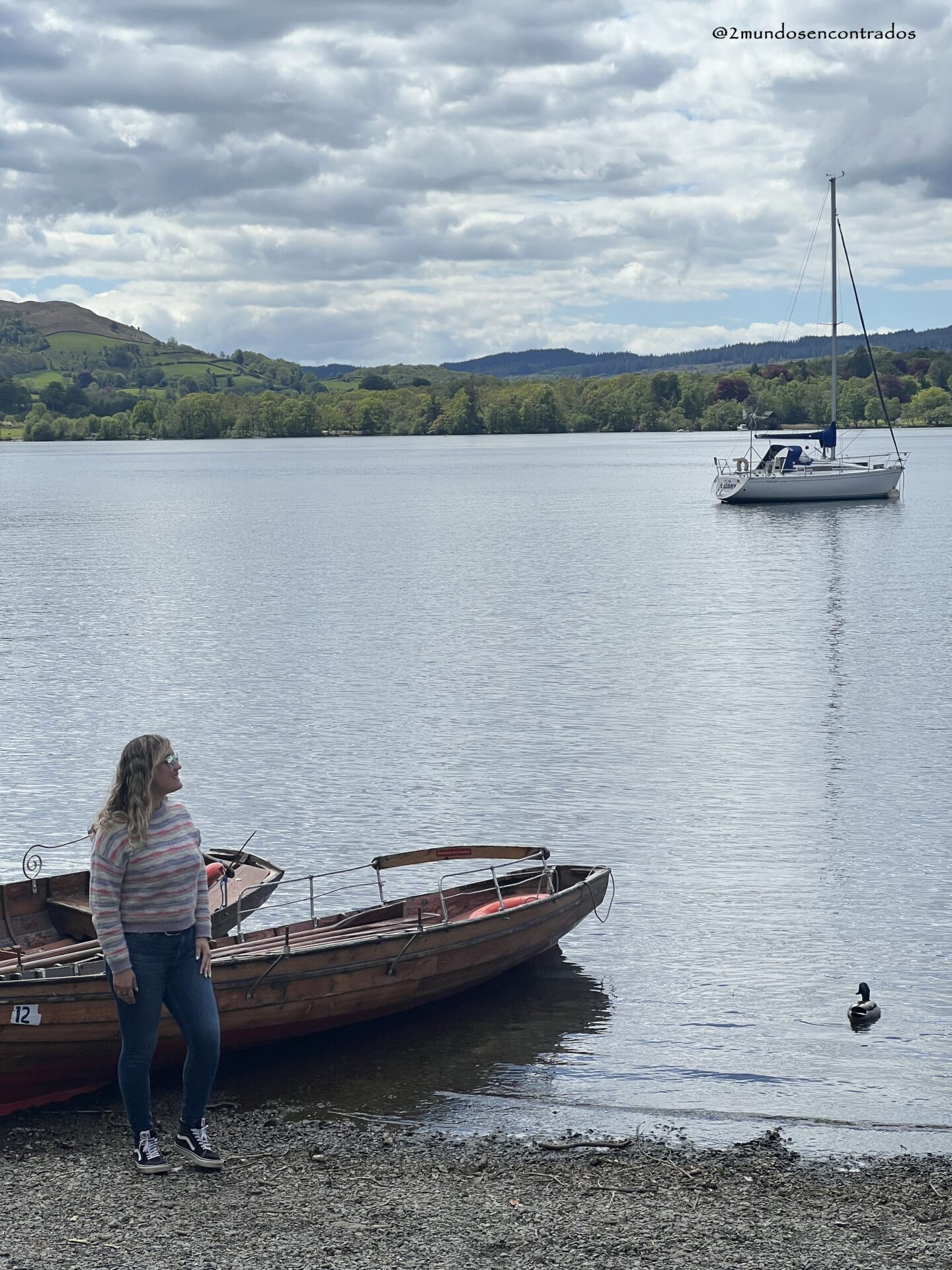 Vista del lago junto a Ambleside rodeado de montañas y naturaleza del Lake District.