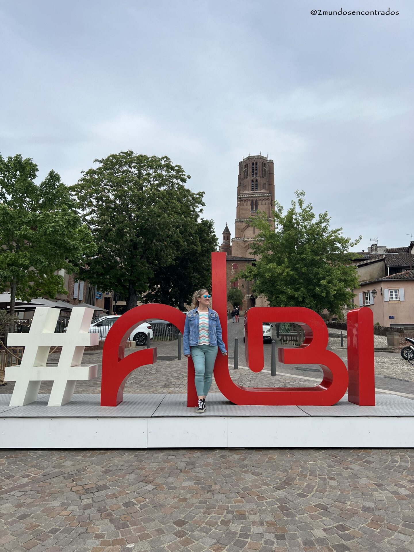 Letras gigantes con el nombre ALBI en la ciudad.