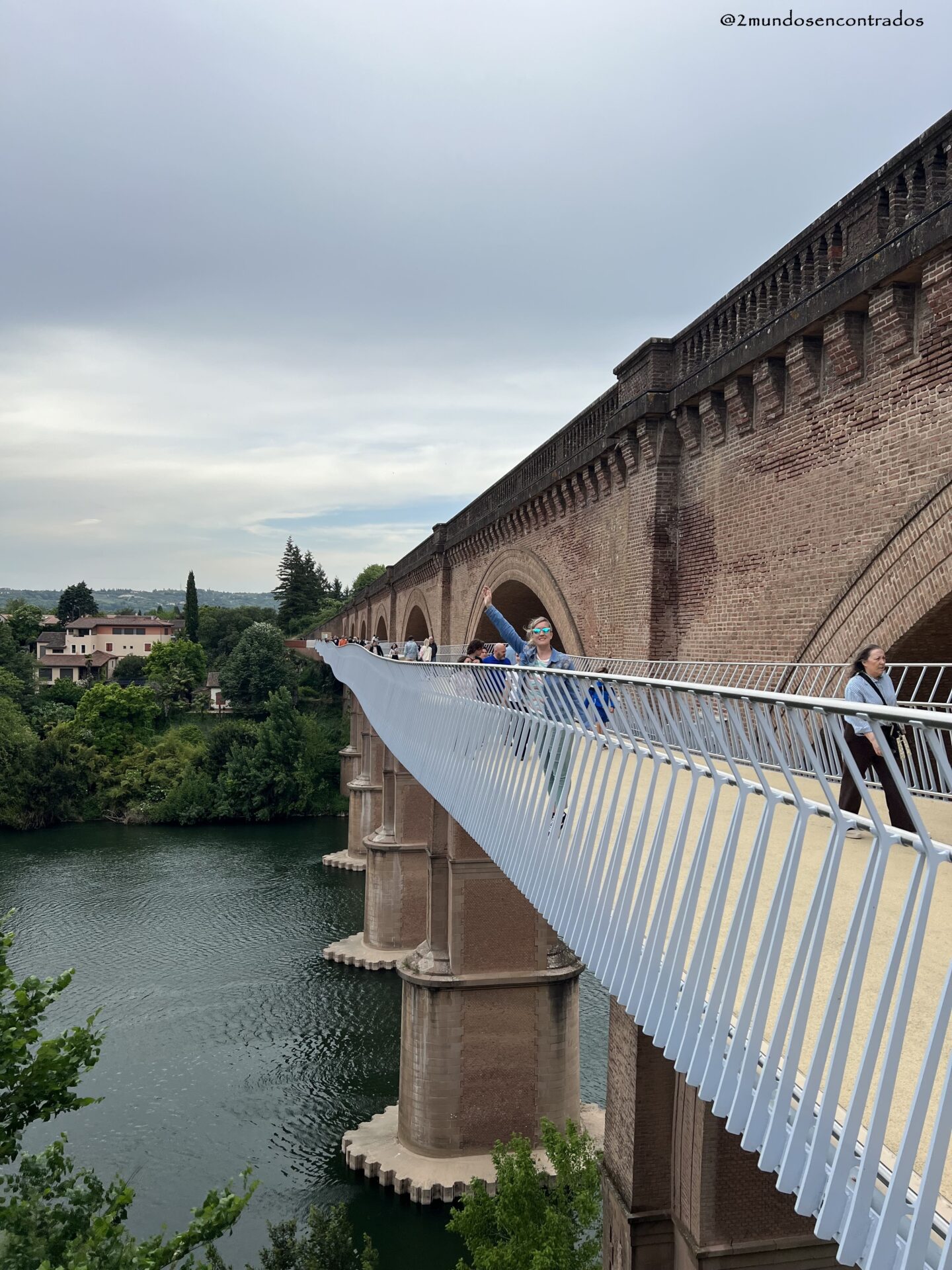 Paseo elevado sobre el río con vistas panorámicas de Albi. - Qué ver en Albi en 1 día