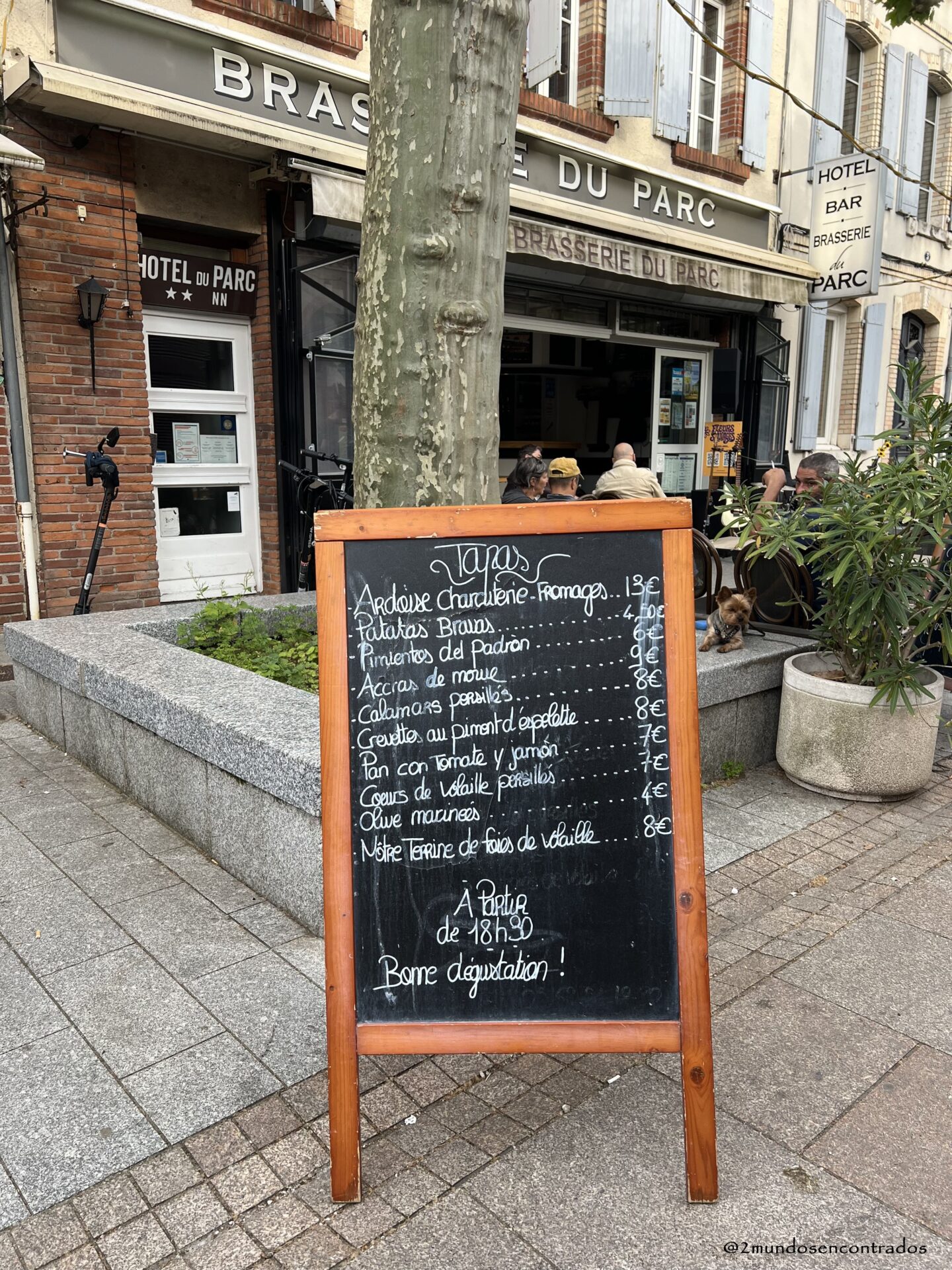 Fachada del restaurante Brasserie du Parc en Albi.