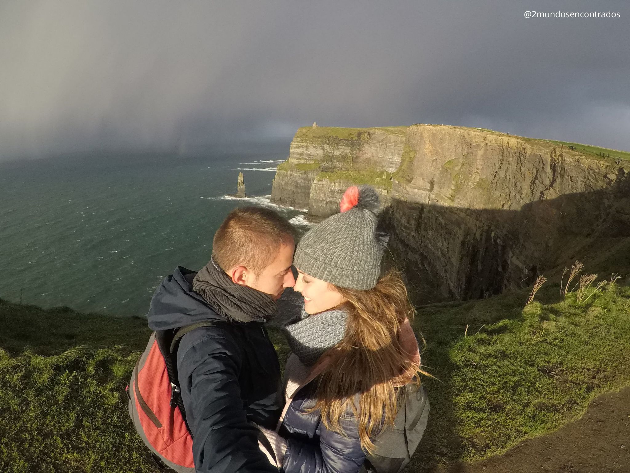 Atardecer mágico sobre los acantilados de Moher, un momento inolvidable en una ruta en coche por los alrededores de Galway