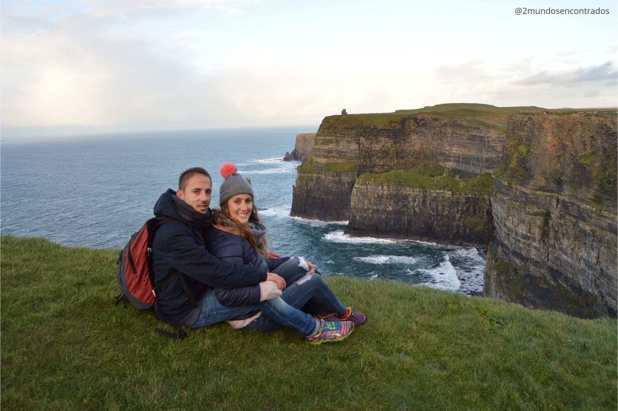 Vistas panorámicas de los acantilados de Moher en un día despejado, uno de los paisajes más impresionantes de la costa oeste de Irlanda