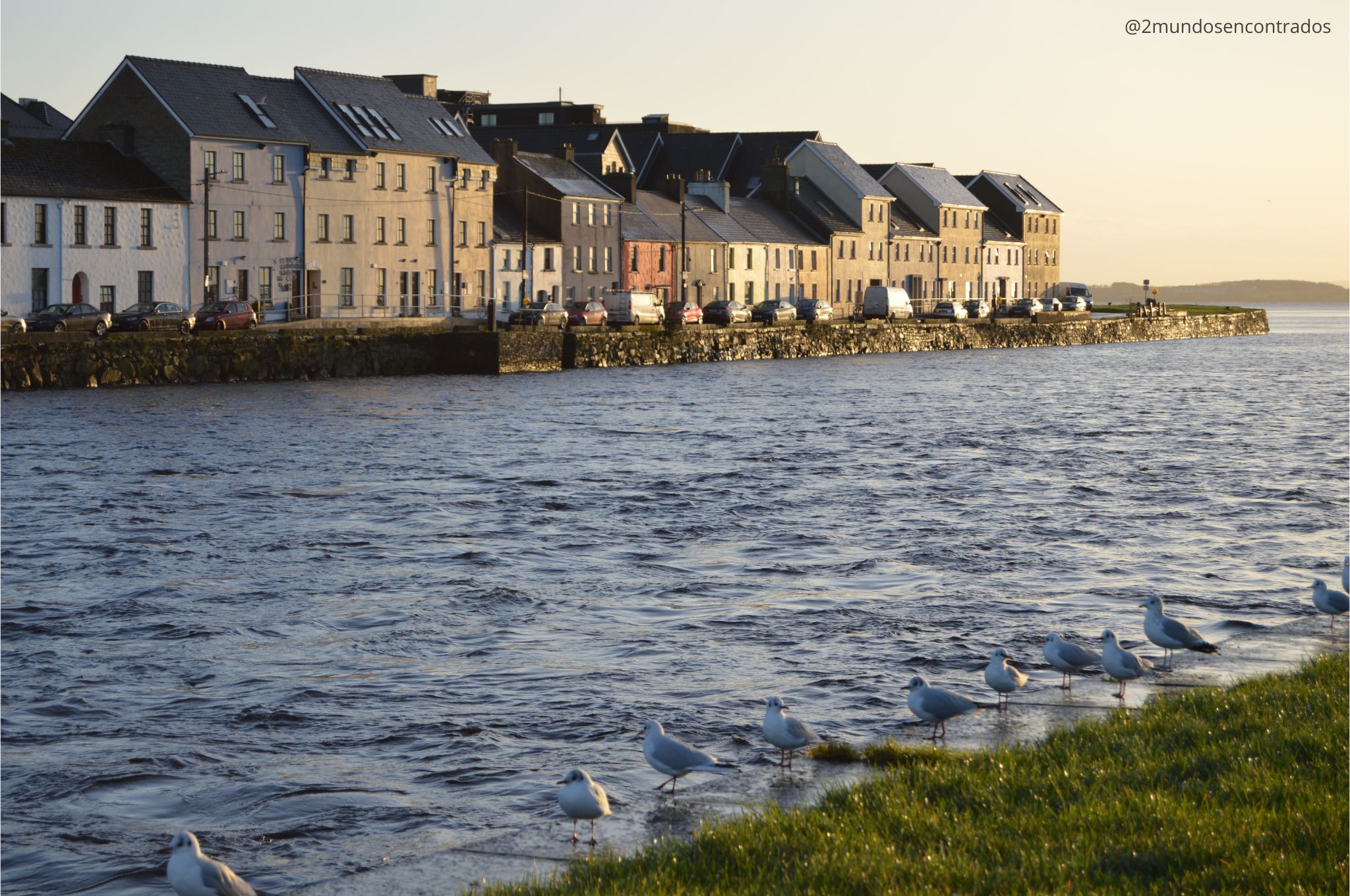 Vistas de las casitas de colores frente al agua en la zona de The Claddagh en Galway, costa oeste irlandesa
