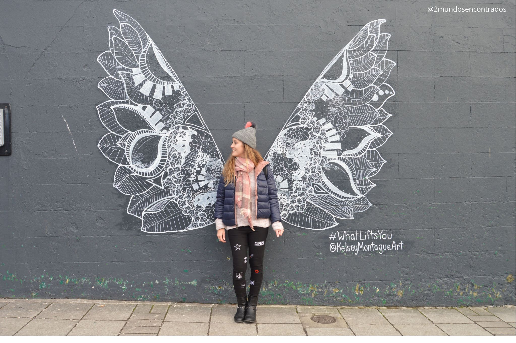 Mural de alas de ángel de Kelsey Montague en Eyre Square, Galway, una de las mejores muestras de arte urbano que ver en Irlanda