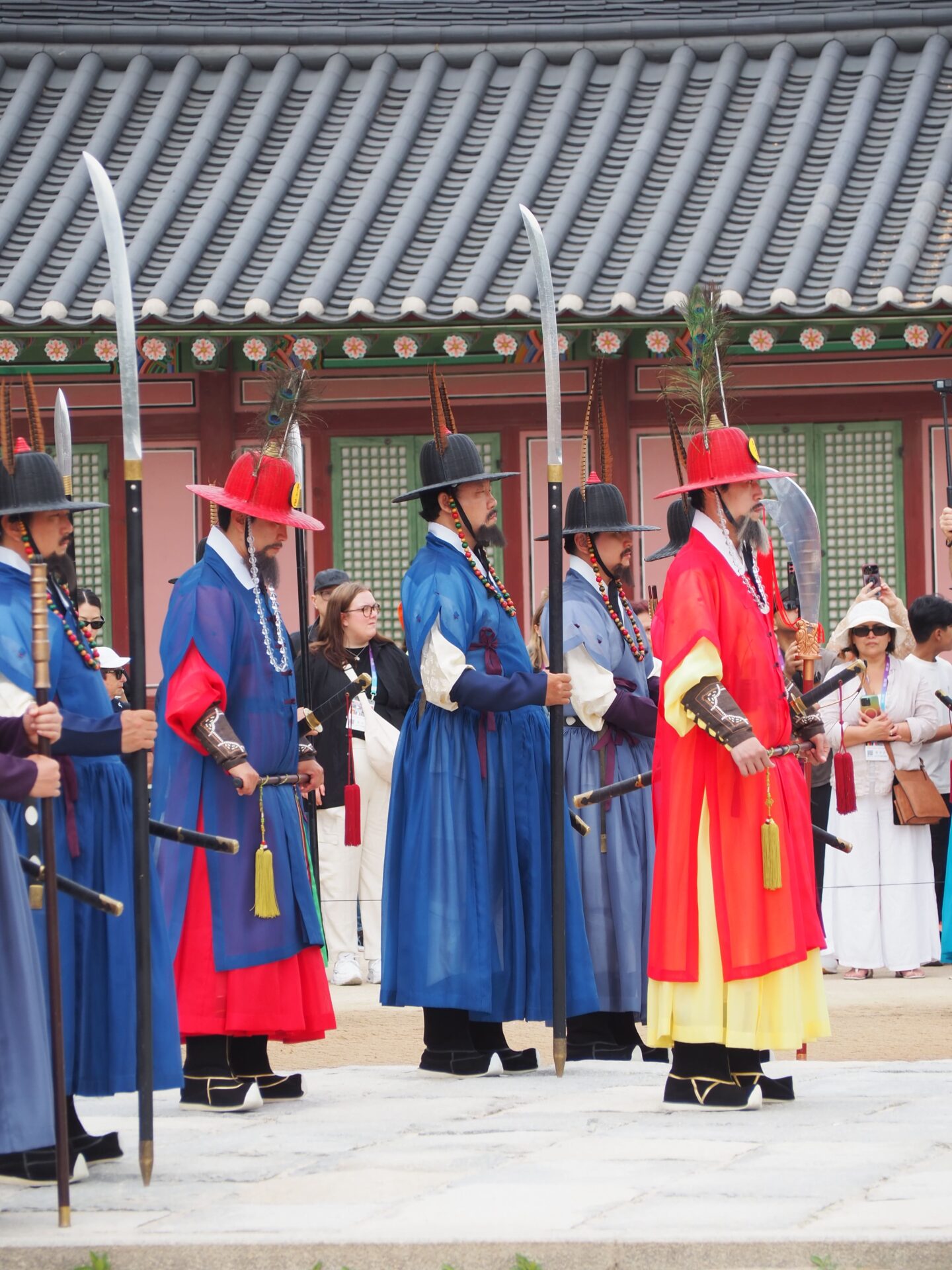 Guardia real con uniformes tradicionales durante la exhibición del cambio de guardia en el Palacio Gyeongbokgung de Seúl.