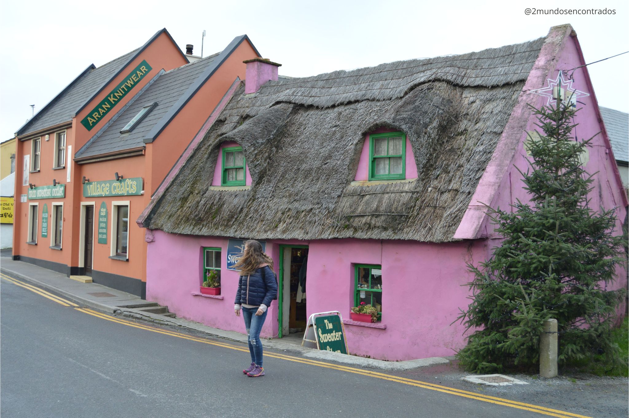 Tienda tradicional de jerséis de lana en una cabaña rosa con tejado de paja en el pueblo de Doolin, cerca de los acantilados de Moher, costa oeste de Irlanda