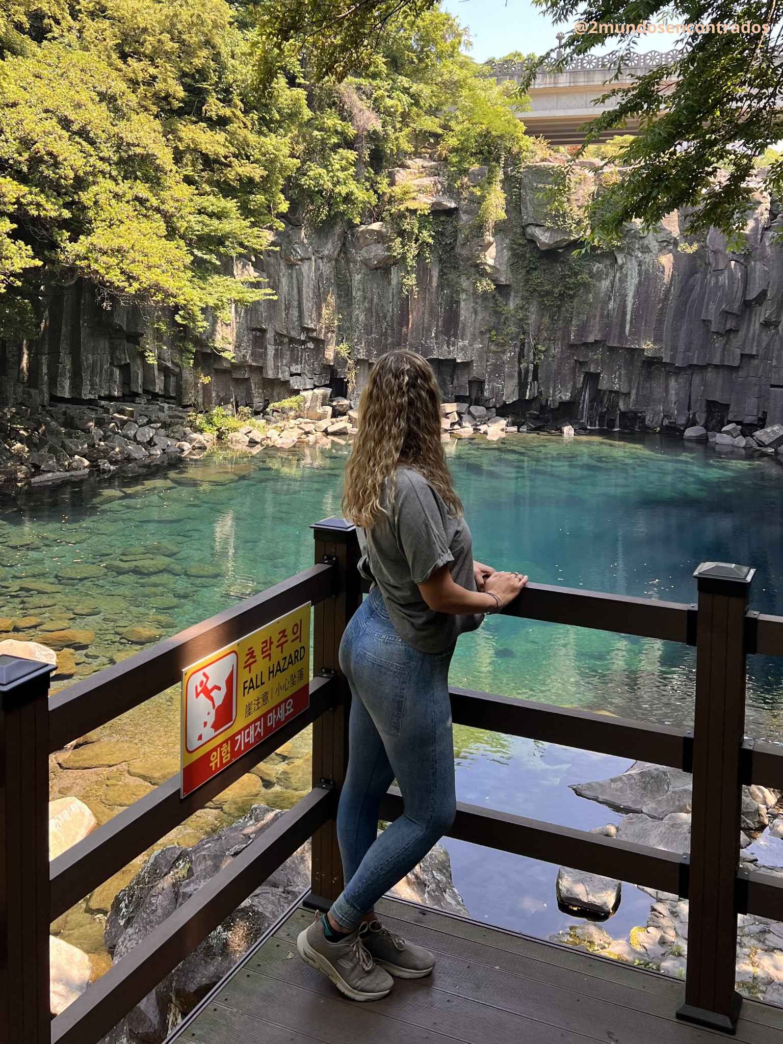 Mirador con vistas a los acantilados de columnas de basalto de Jusangjeolli en la isla de Jeju, Corea del Sur.
