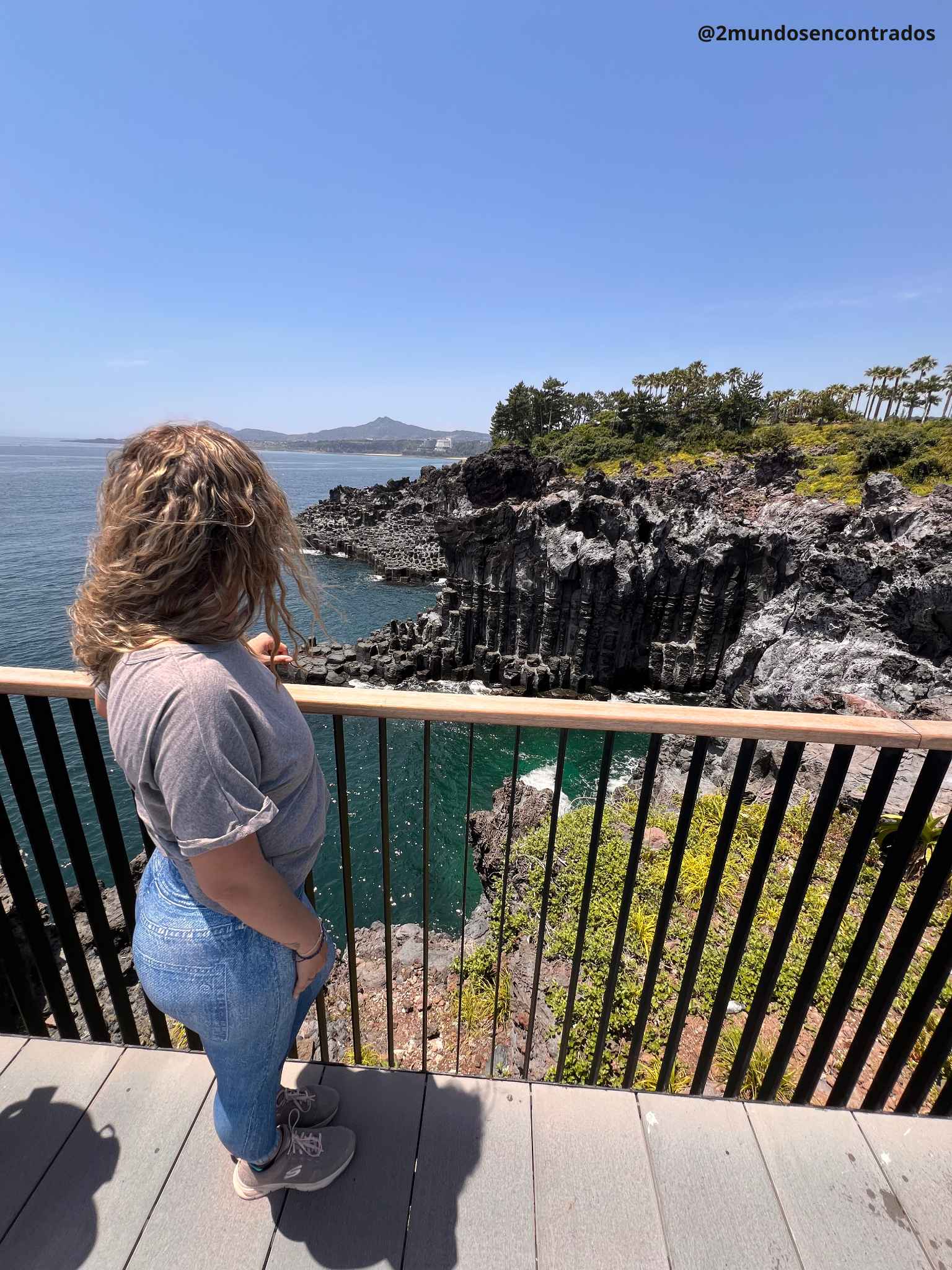 Mirador de los acantilados de columnas de basalto de Jusangjeolli en la isla de Jeju, Corea del Sur.