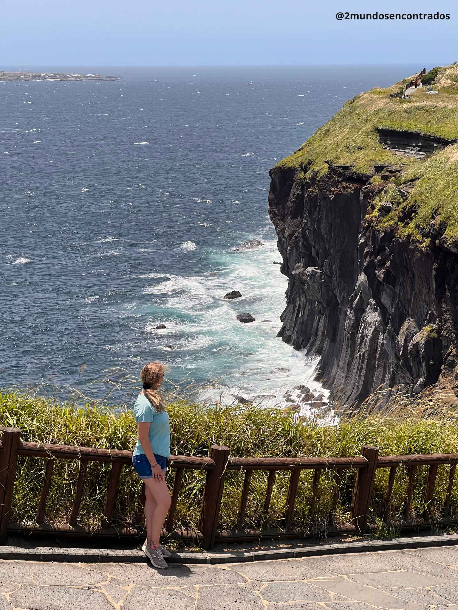 Vistas de los impresionantes acantilados volcánicos de Seopjikoji en la costa de la isla de Jeju, Corea del Sur.