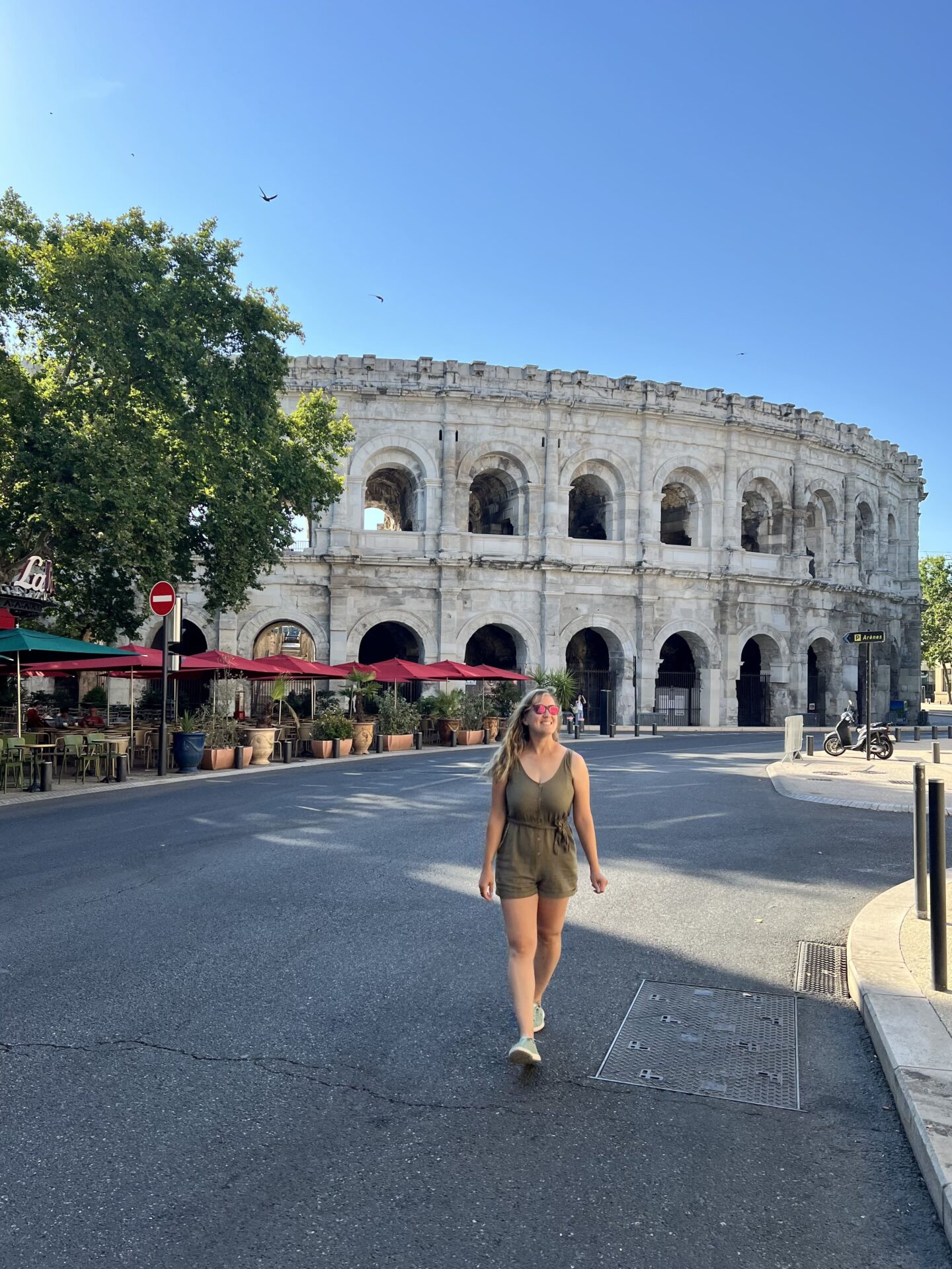 Vista del Anfiteatro Romano de Nimes desde la avenida principal, uno de los lugares imprescindibles que ver en Nimes, Francia.