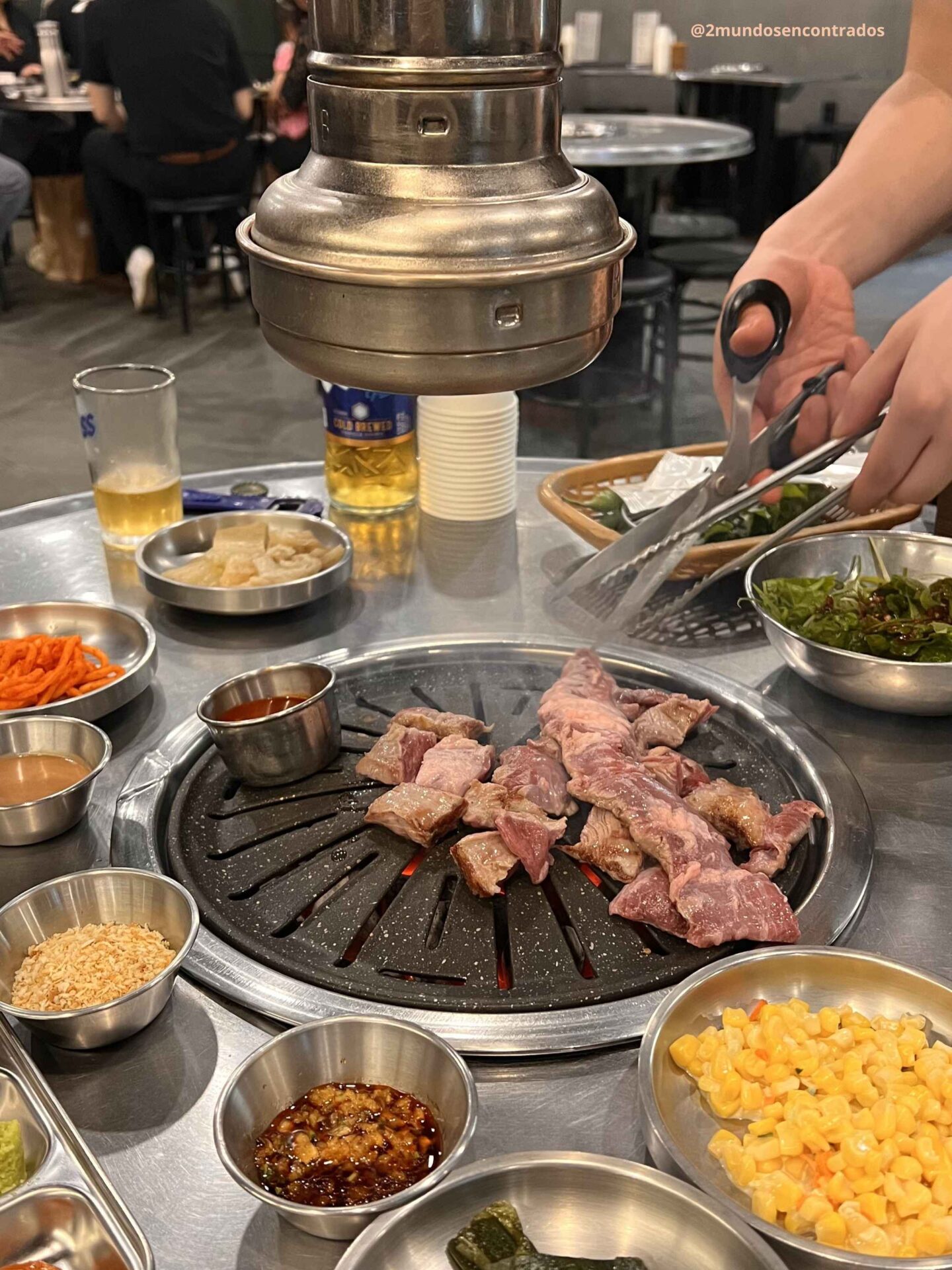 Barbacoa coreana de cerdo negro de Jeju en un restaurante tradicional de la isla de Jeju, Corea del Sur.