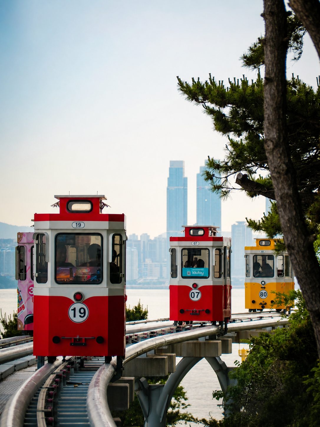 Sky Capsule de Haeundae Blueline Park recorriendo la costa de Busan con los rascacielos de Marine City al fondo. Qué ver en Busan en 3 días