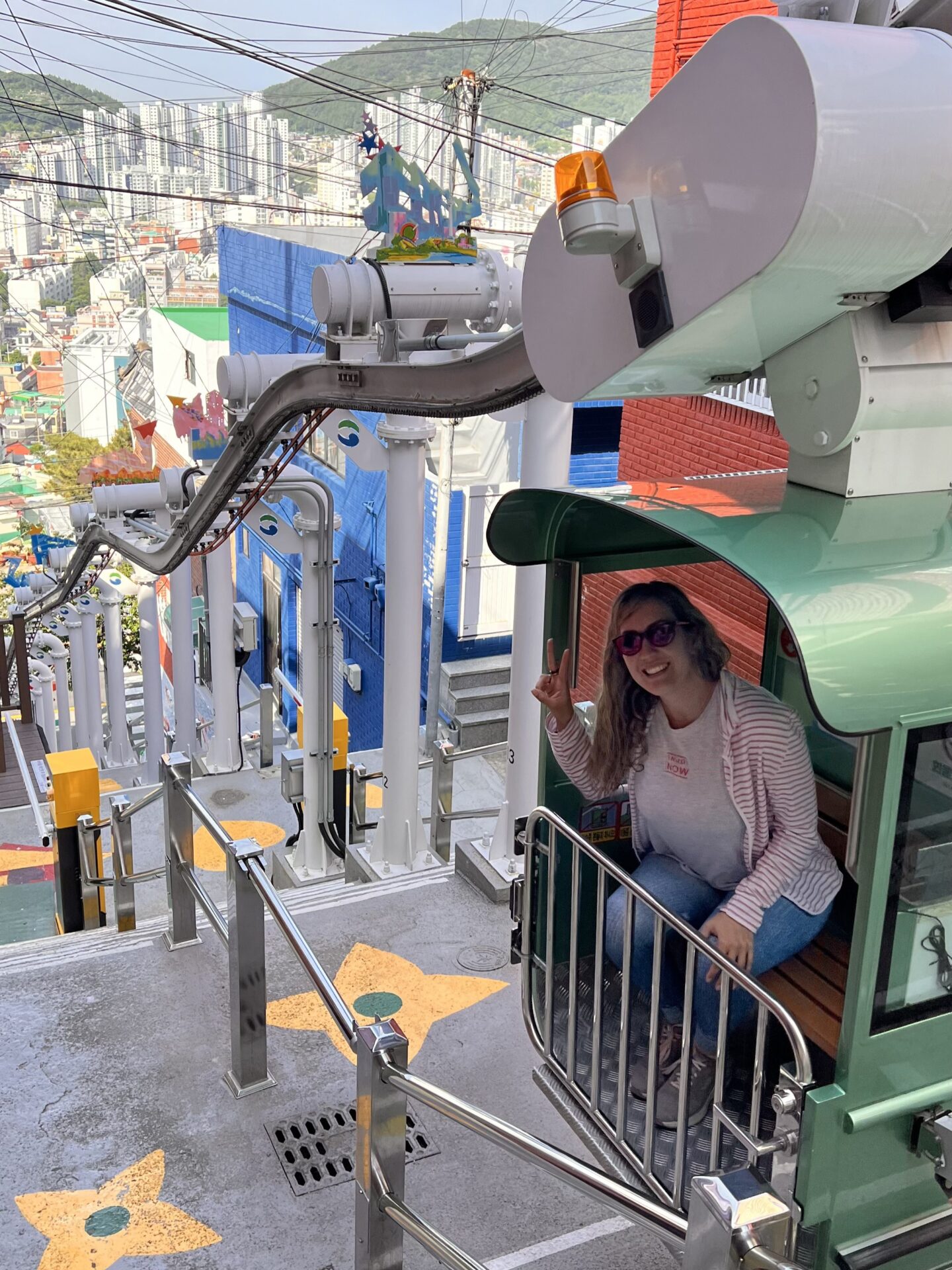 Cabina del Songdo Sky Capsule en Busan durante el recorrido con vistas a la ciudad desde la estación superior.