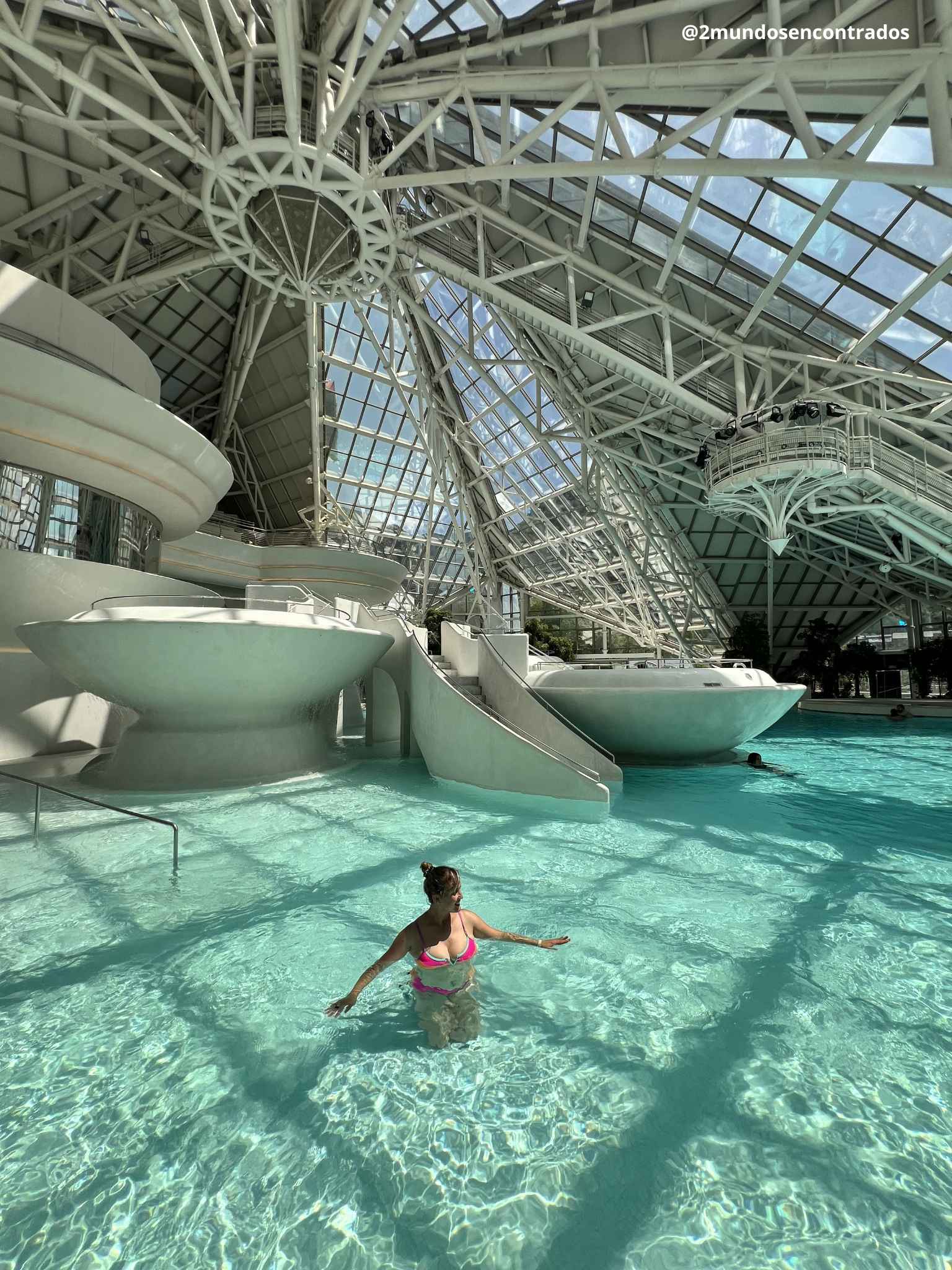 Eva disfrutando de las piscinas termales del interior de Caldea, el famoso spa termal de Andorra.