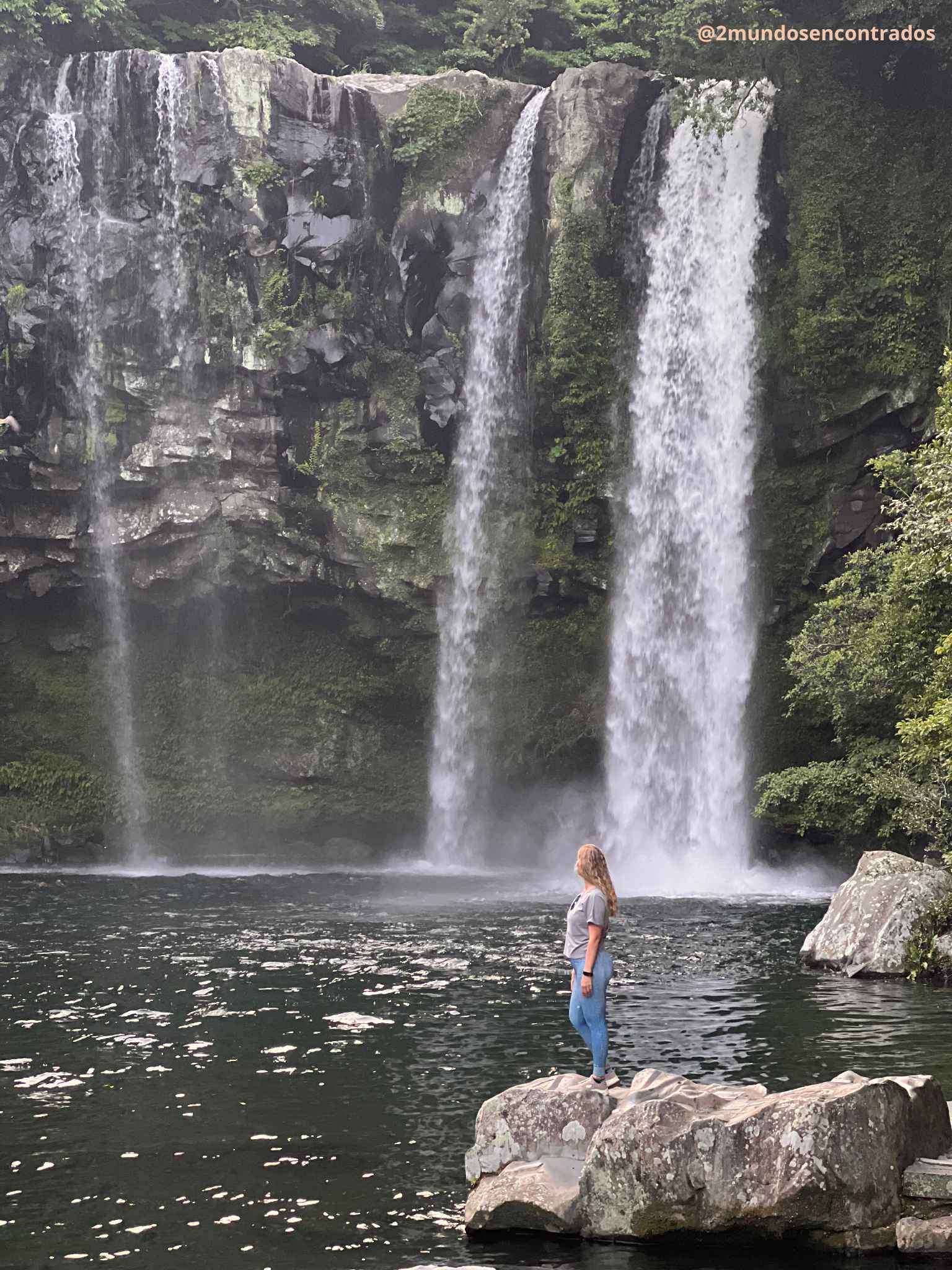 Cascada Jeongbang cayendo directamente al mar en la isla de Jeju, uno de los lugares imprescindibles de Corea del Sur.