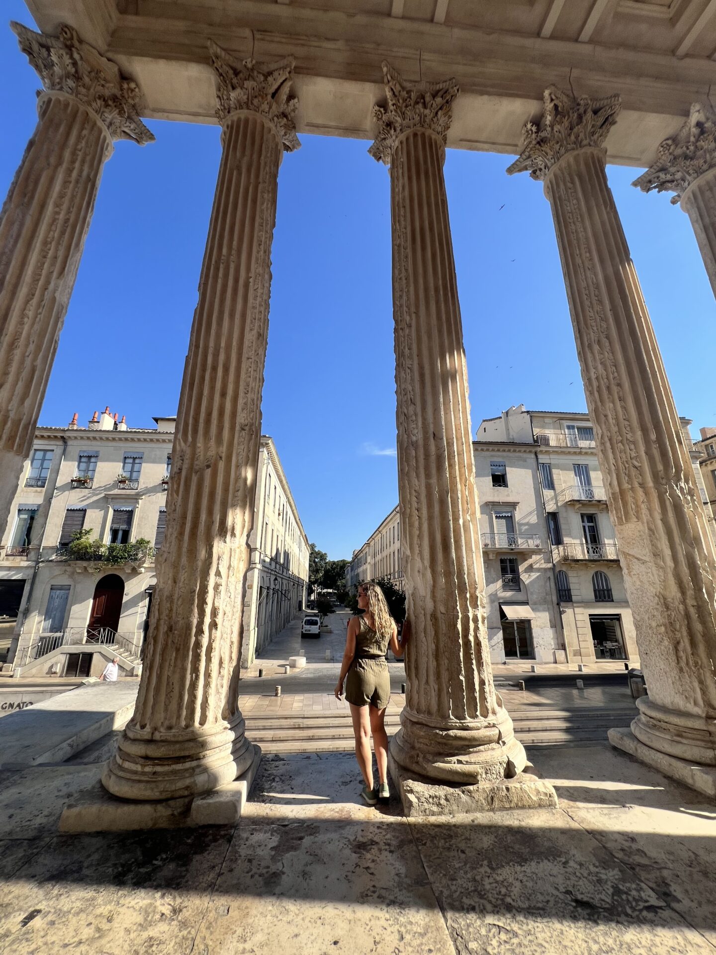 Vista entre las columnas corintias de la Maison Carrée de Nimes, uno de los templos romanos mejor conservados del mundo. - Qué ver en Nimes en 1 día