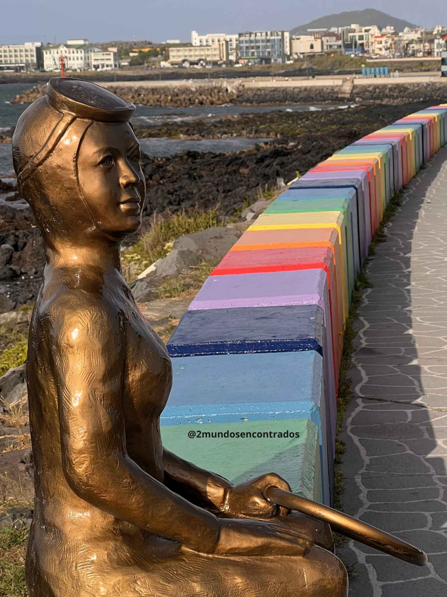 Estatua de una haenyeo junto al paseo marítimo de Jeju, homenaje a las legendarias buceadoras de la isla en Corea del Sur.