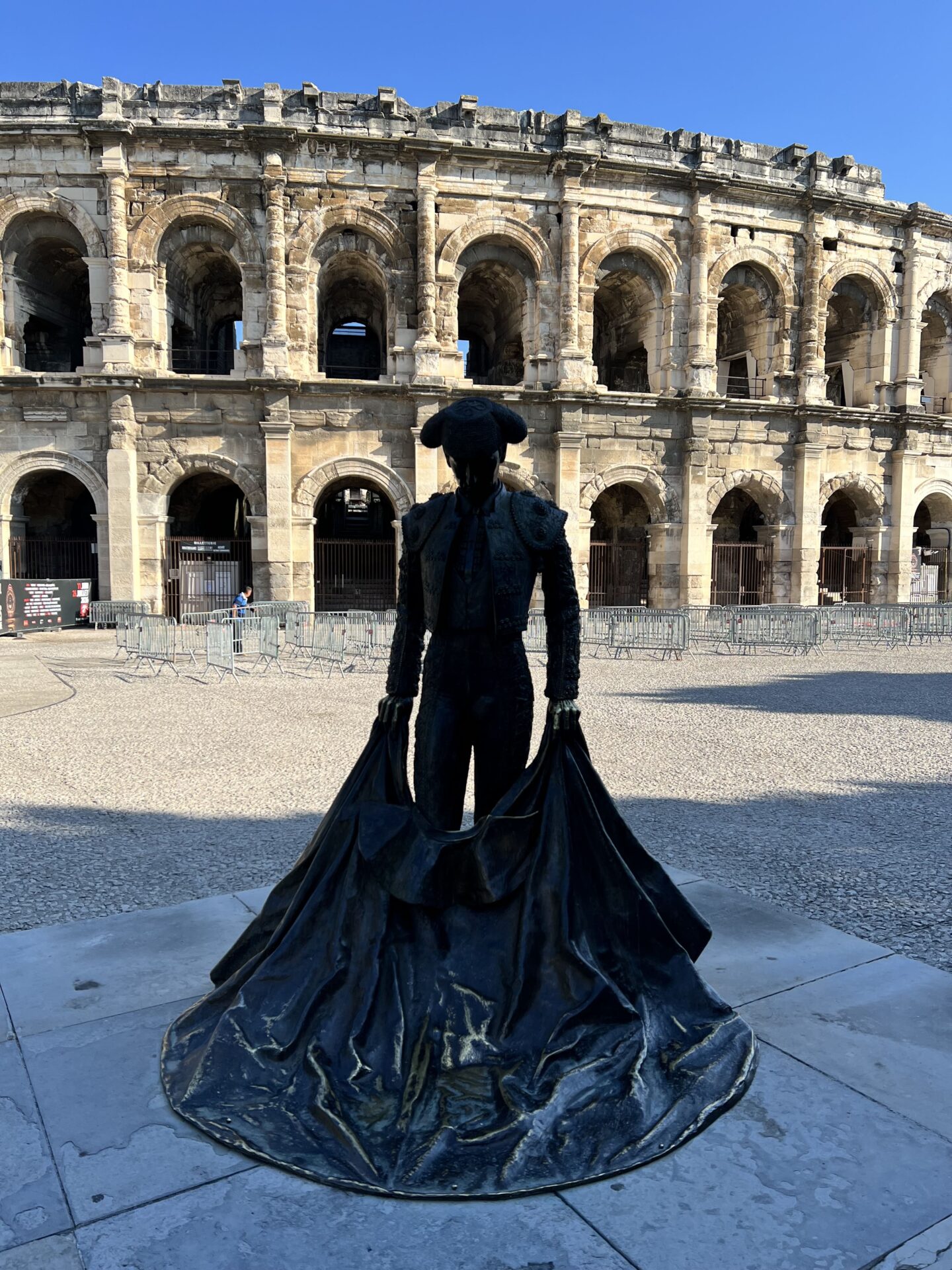 Estatua de un torero situada frente al Anfiteatro Romano de Nimes, uno de los monumentos romanos mejor conservados de Francia. Qué ver en Nimes en 1 día