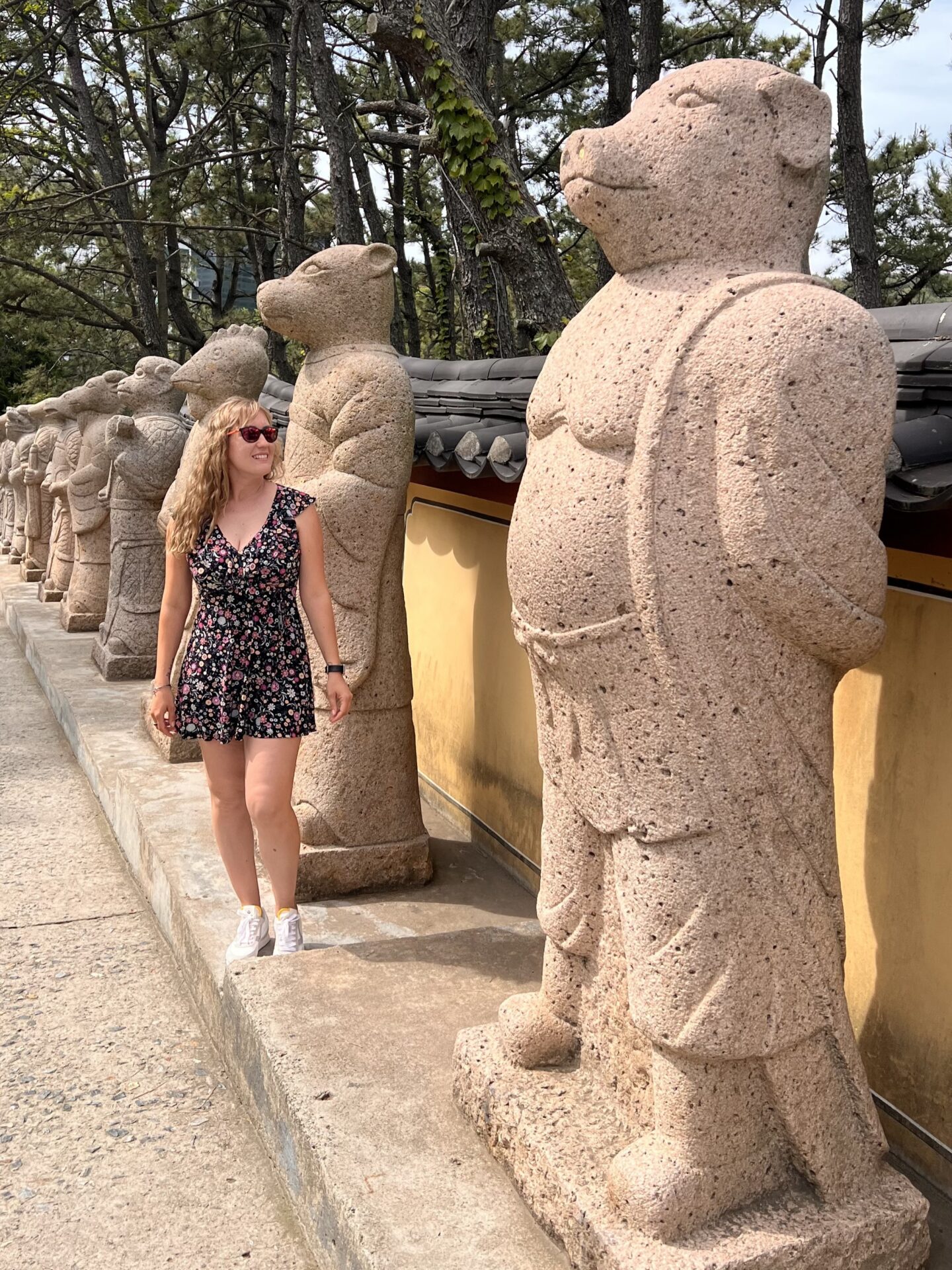 Eva junto a las estatuas del zodiaco en el templo Haedong Yonggungsa de Busan, Corea del Sur. Qué ver en Busan en 3 días
