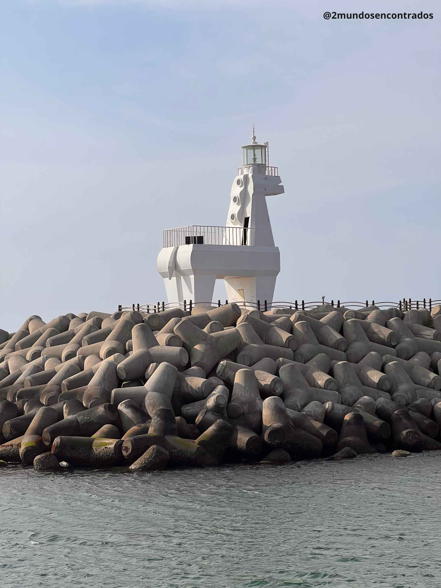 Faro blanco con forma de caballo en Iho Tewoo Beach, uno de los símbolos de la isla de Jeju, Corea del Sur.