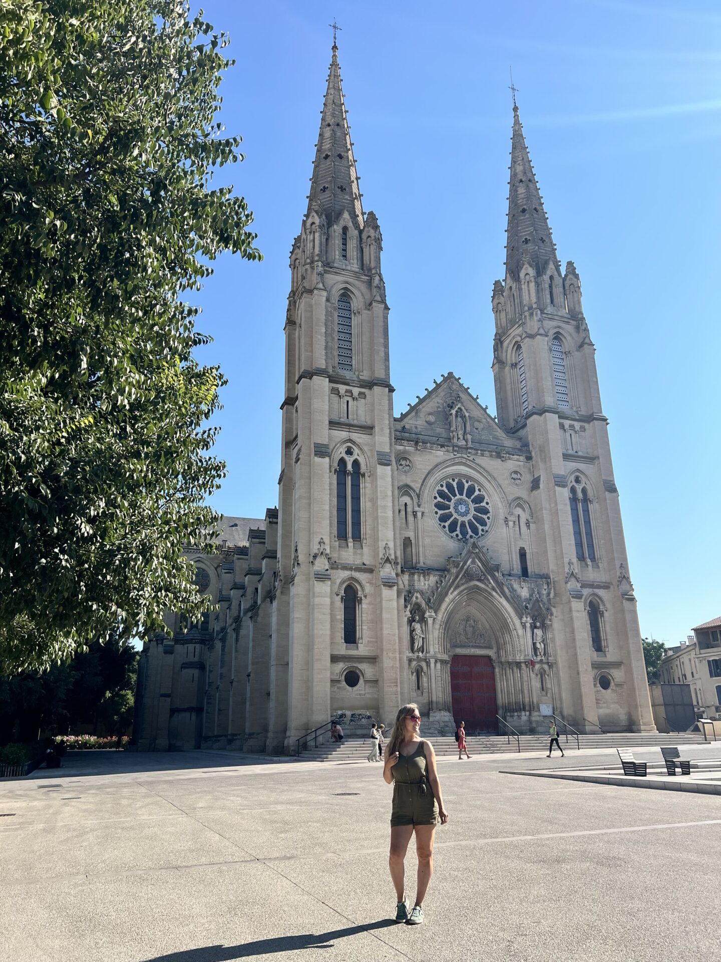 Fachada de la iglesia Sainte-Perpétue et Sainte-Félicité de Nimes, un destacado templo neogótico situado en el centro de la ciudad. Qué ver en Nimes en 1 día