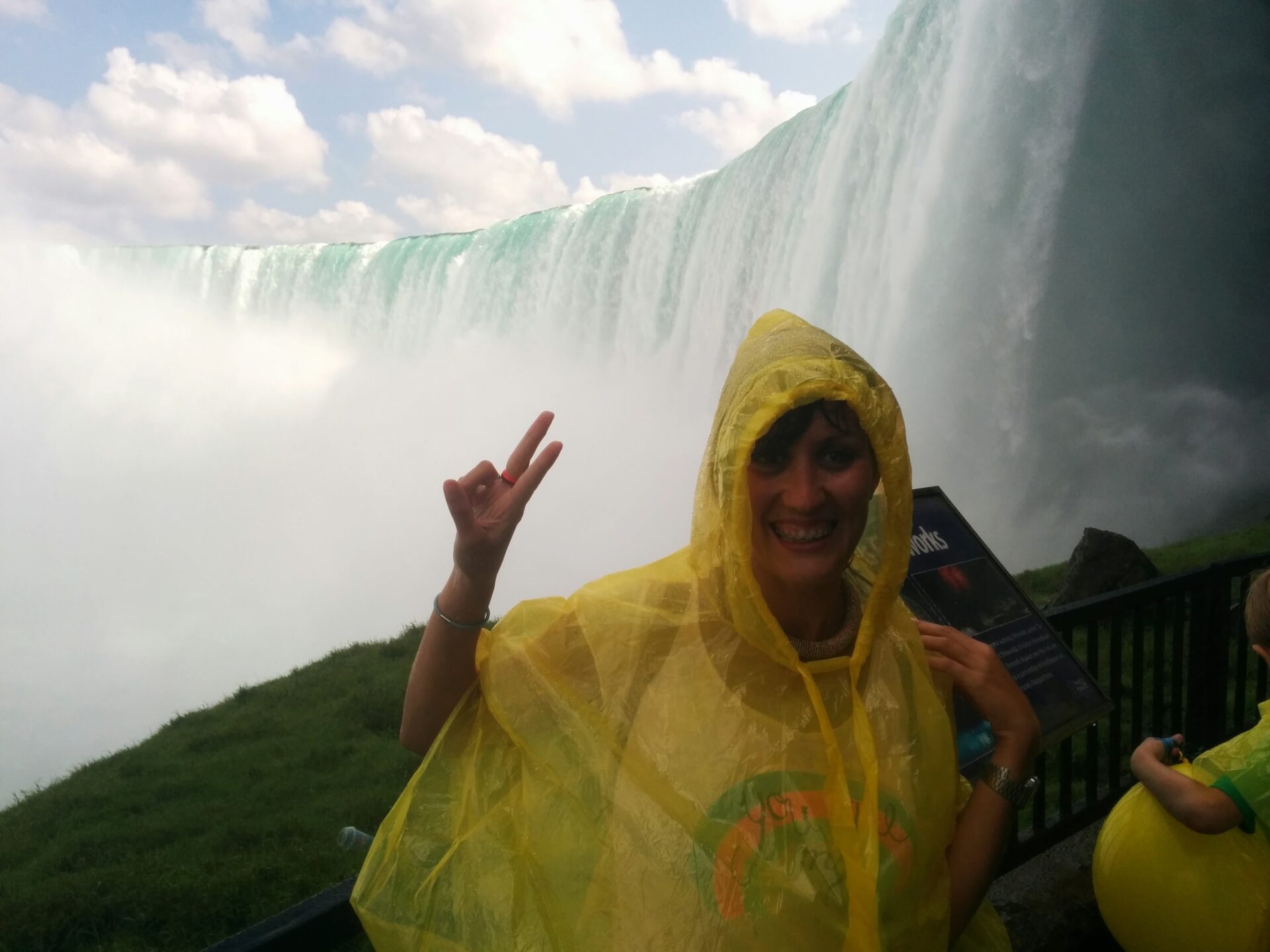 Visitando Journey Behind the Falls en las Cataratas del Niágara, Canadá.