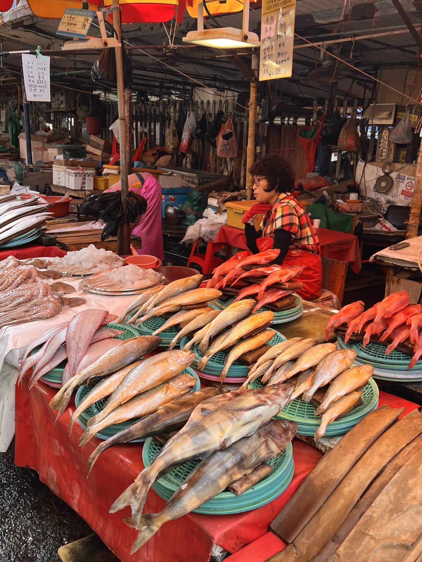 Puesto de pescado fresco y marisco en el mercado Jagalchi de Busan, Corea del Sur.