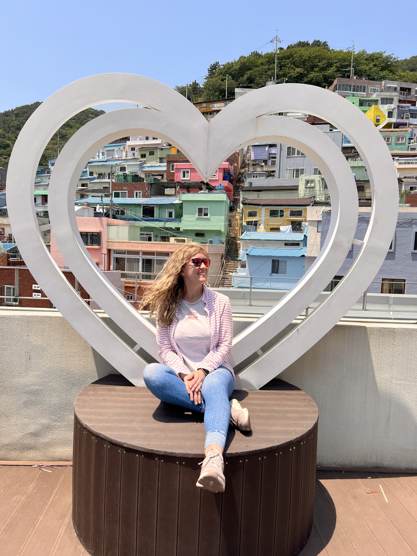 Mirador con el corazón blanco y vistas panorámicas de las coloridas casas de Gamcheon Culture Village en Busan, Corea del Sur.