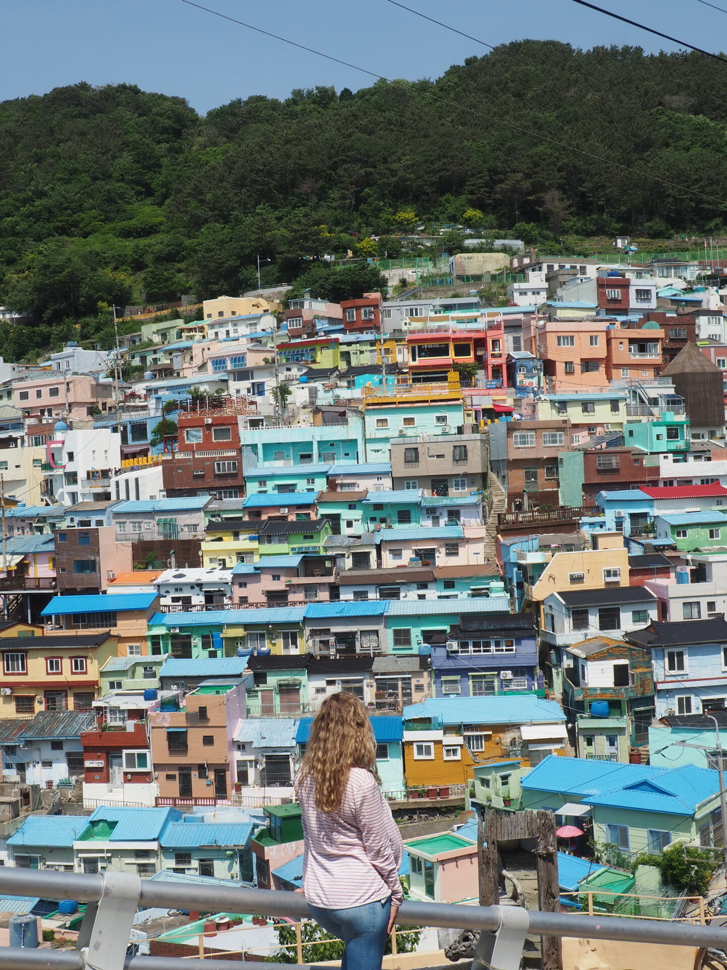 Vistas panorámicas de Gamcheon Culture Village con sus coloridas casas en Busan, Corea del Sur.