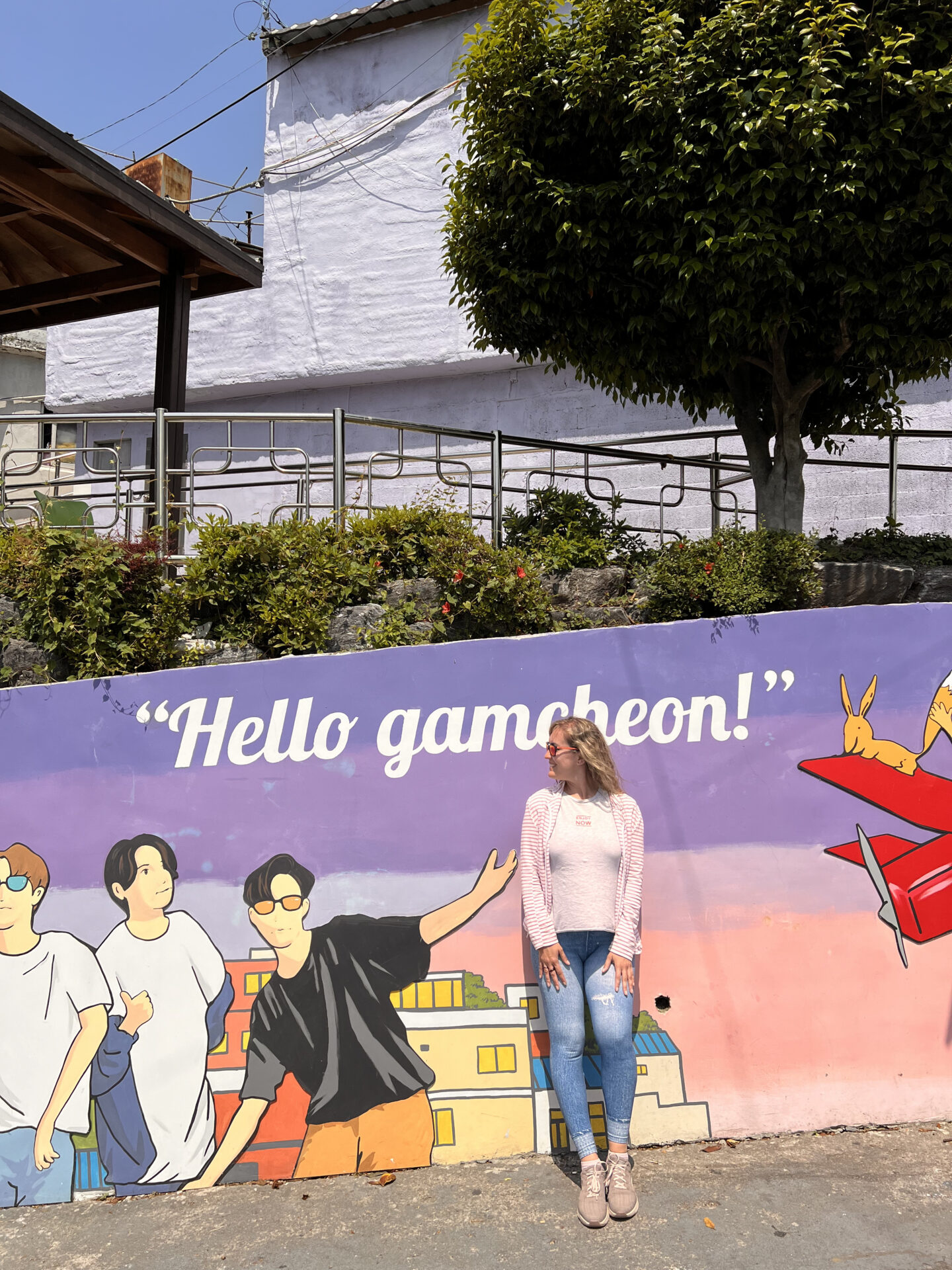 Mural "Hello Gamcheon!" en Gamcheon Culture Village, uno de los lugares más famosos que ver en Busan, Corea del Sur. Qué ver en Busan en 3 días