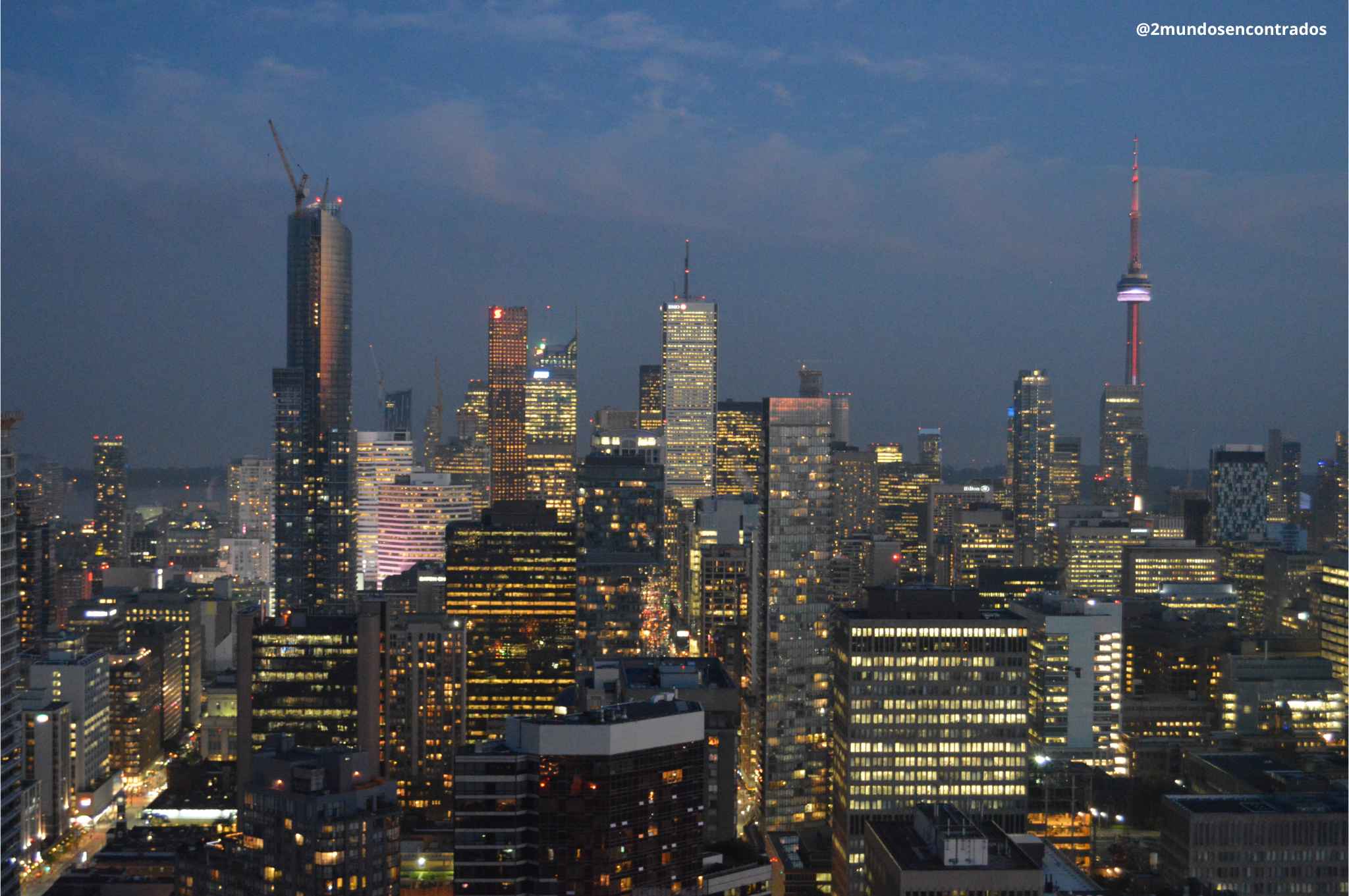 Skyline de Toronto al atardecer con la Torre CN iluminada.