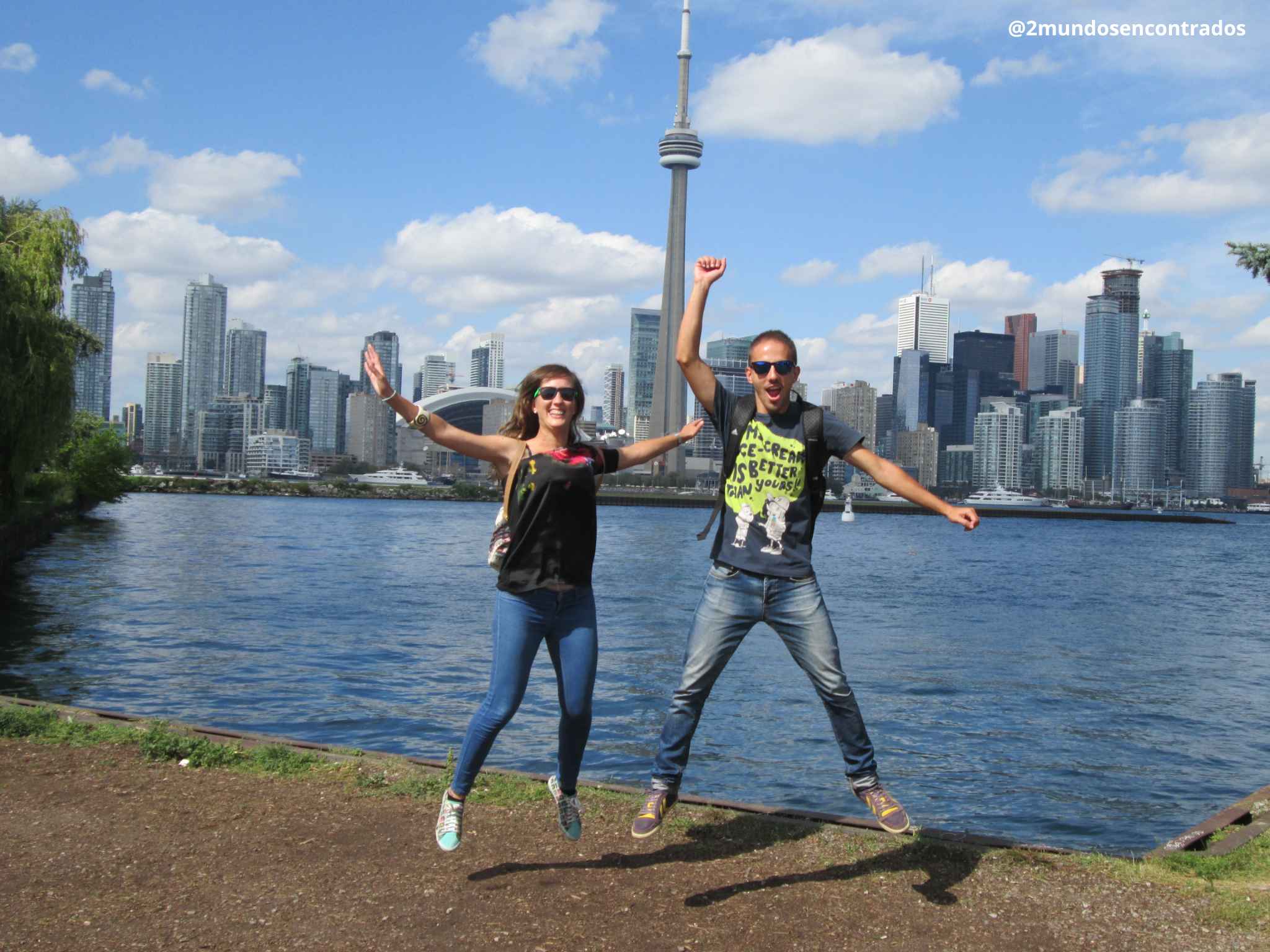 Nosotros frente al skyline de Toronto y la Torre CN desde Polson Pier. Qué ver en Toronto y las Cataratas del Niágara en 4 días