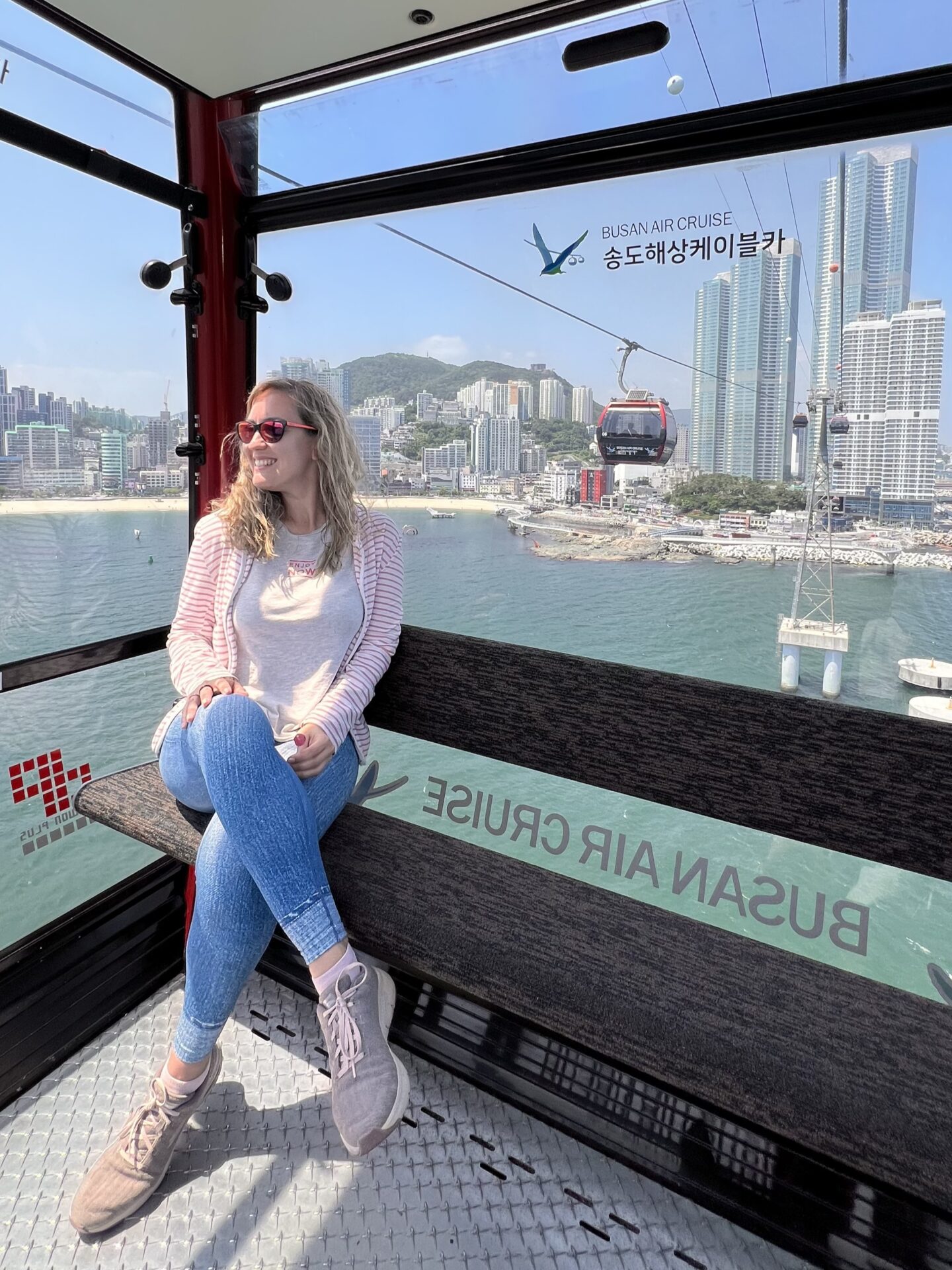 Interior de una cabina del Songdo Marine Cable Car con vistas al mar y al skyline de Busan, Corea del Sur. Qué ver en Busan en 3 días