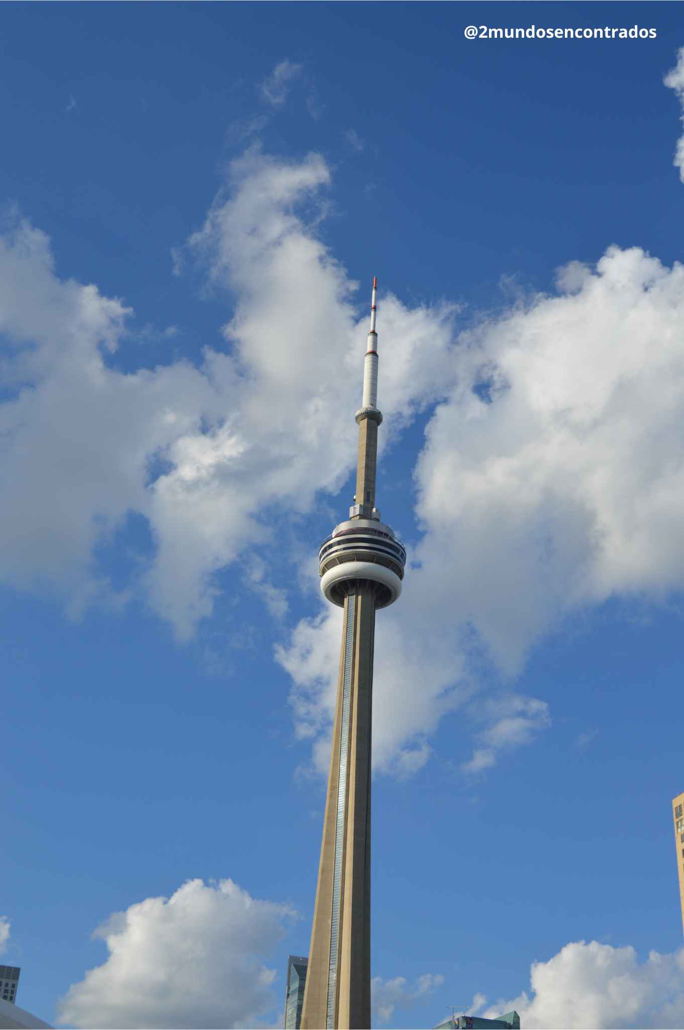 Torre CN de Toronto, uno de los iconos más famosos de Canadá.