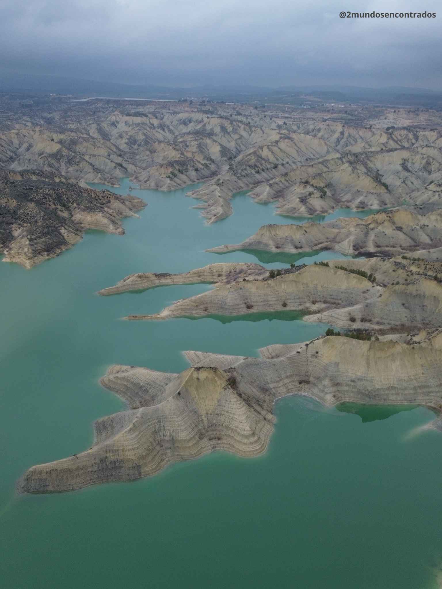 Barranco de Gebas en Murcia, con paisaje árido de cárcavas y formaciones de tierra blanca junto al embalse de Algeciras