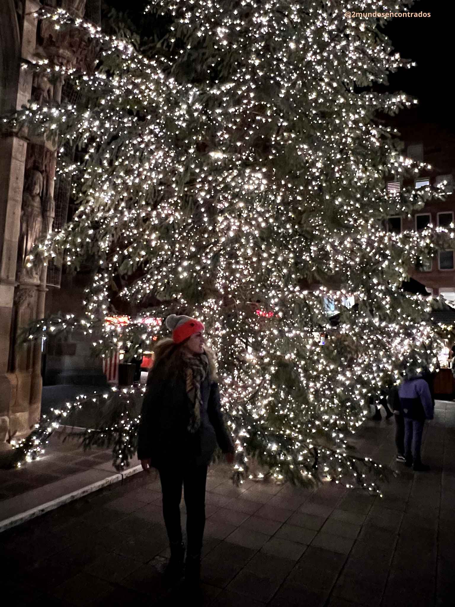 Gran árbol de Navidad iluminado en el centro histórico de Núremberg durante el mercado navideño.