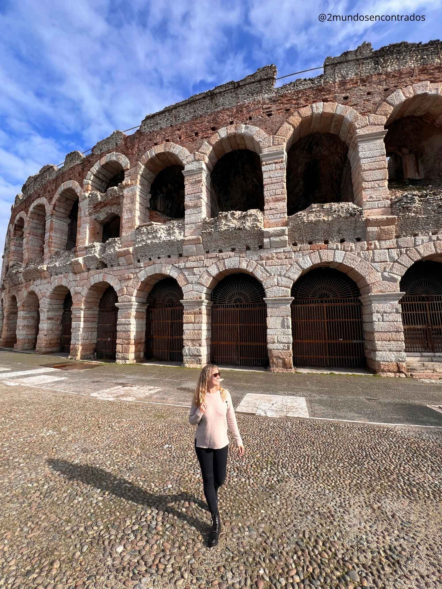 Fachada exterior de arcos de piedra del anfiteatro Arena de Verona. Qué ver en Verona en 2 días