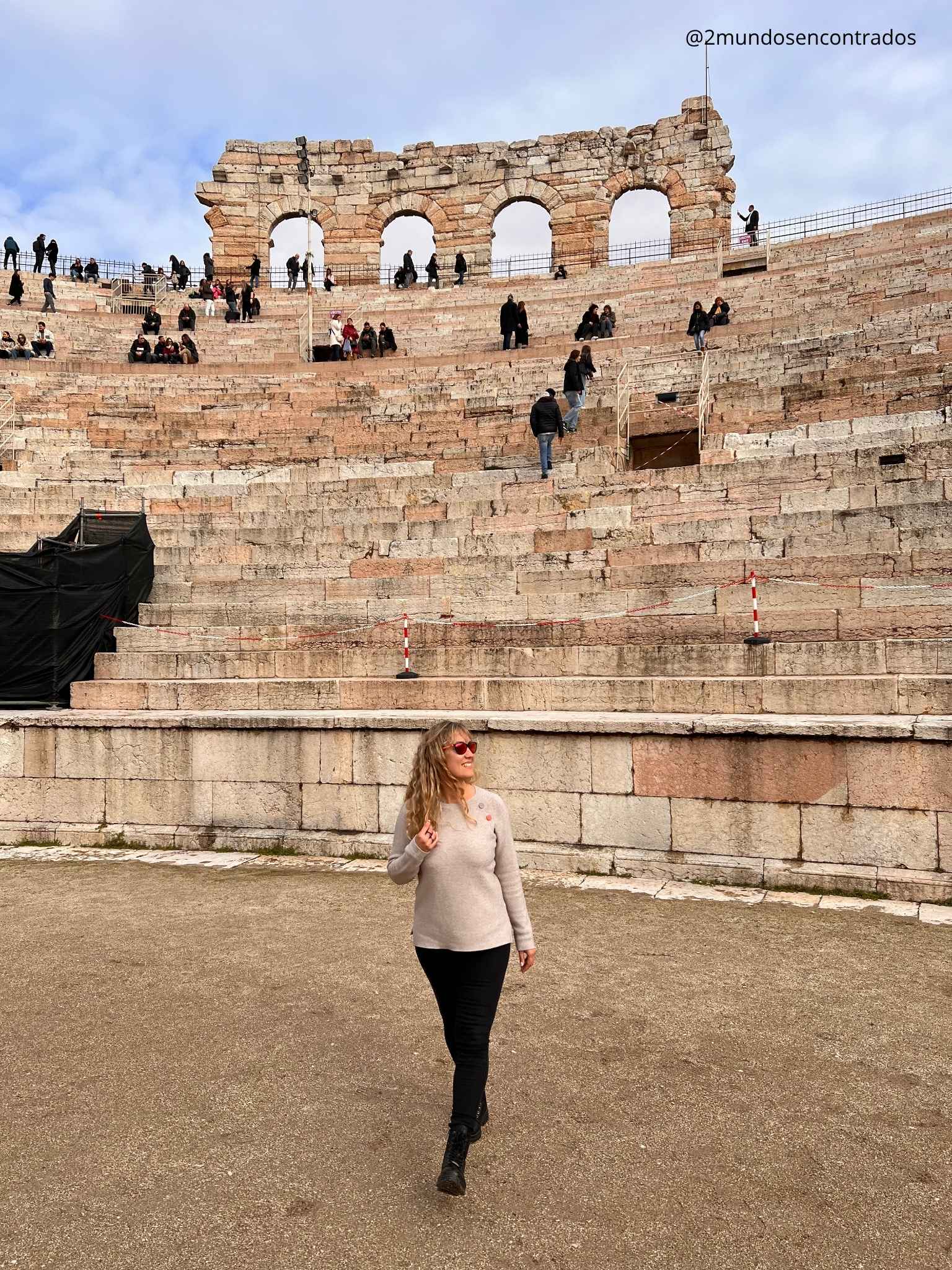 Gradas de piedra y arcos superiores en el interior de la Arena de Verona. Qué ver en Verona en 2 días