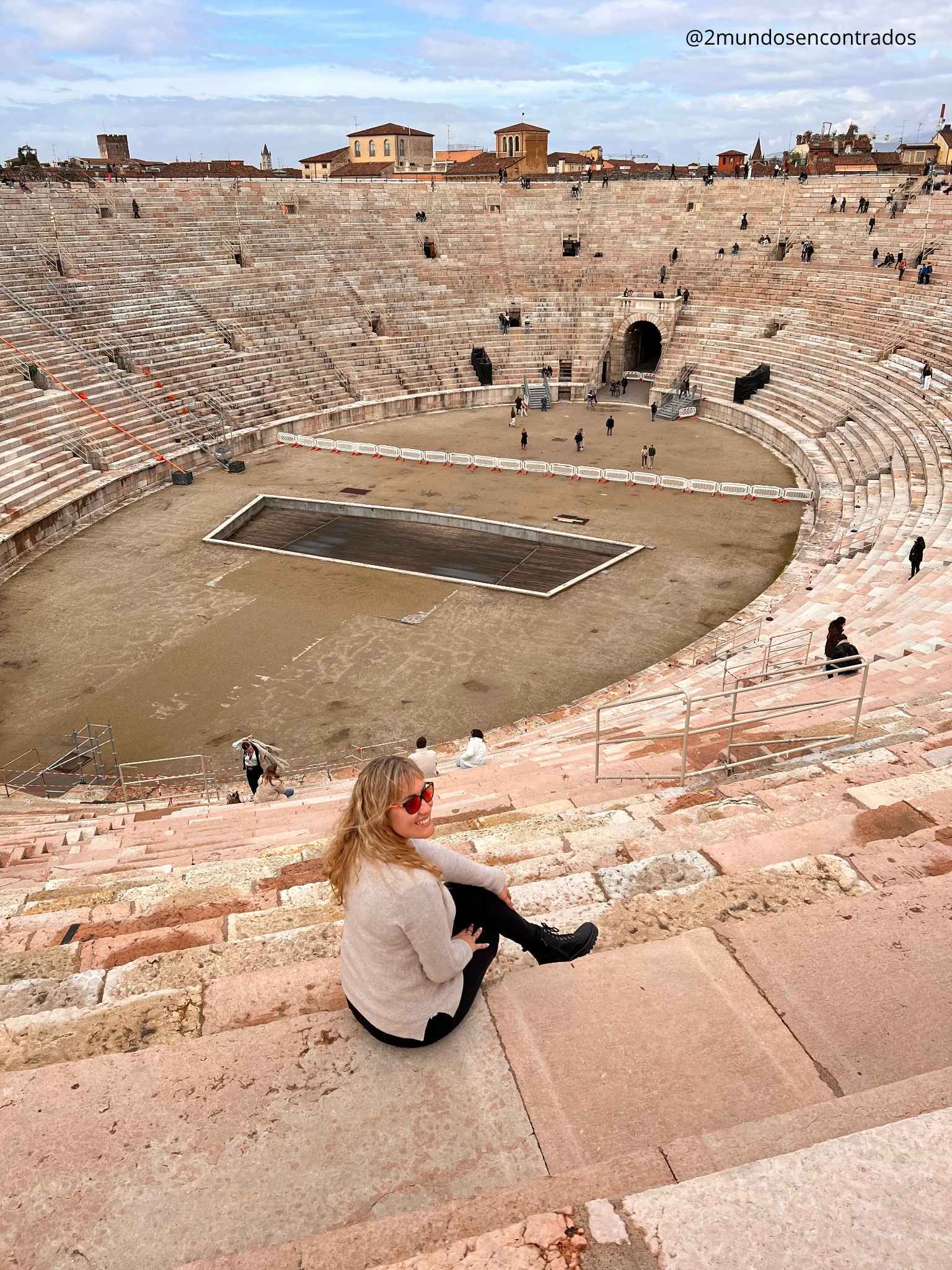 Vista general de las gradas de piedra del anfiteatro Arena de Verona.
