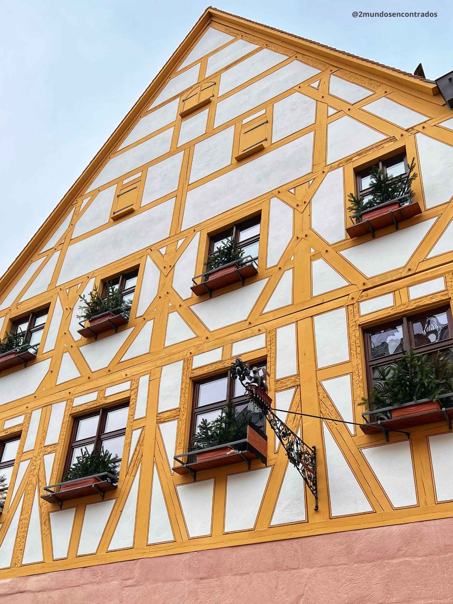 Casa tradicional de entramado de madera en el casco histórico de Núremberg, Alemania.