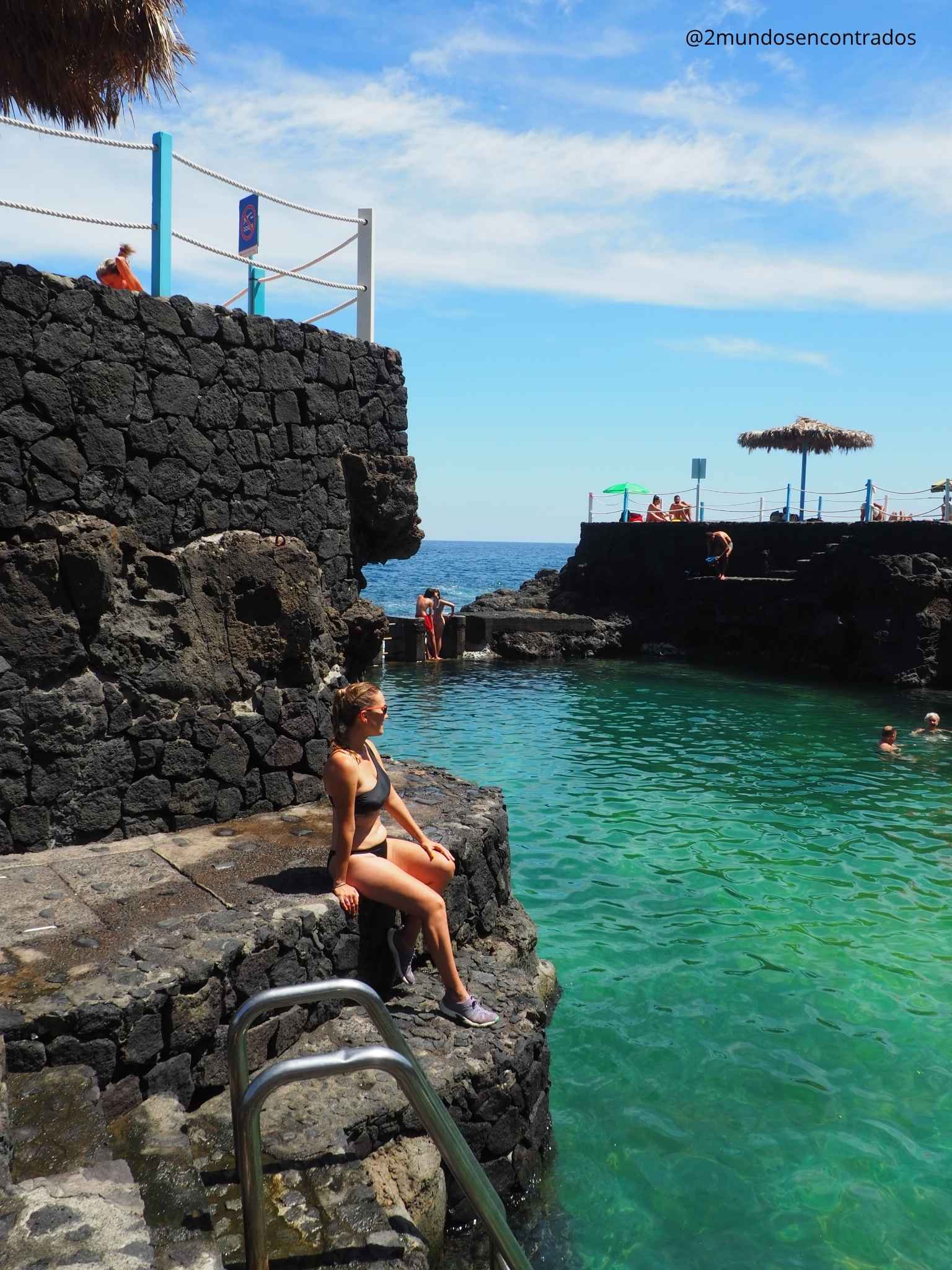 Vista superior de las piscinas naturales de agua turquesa entre formaciones volcánicas y acantilados en La Palma. Qué ver en La Palma en 5 días