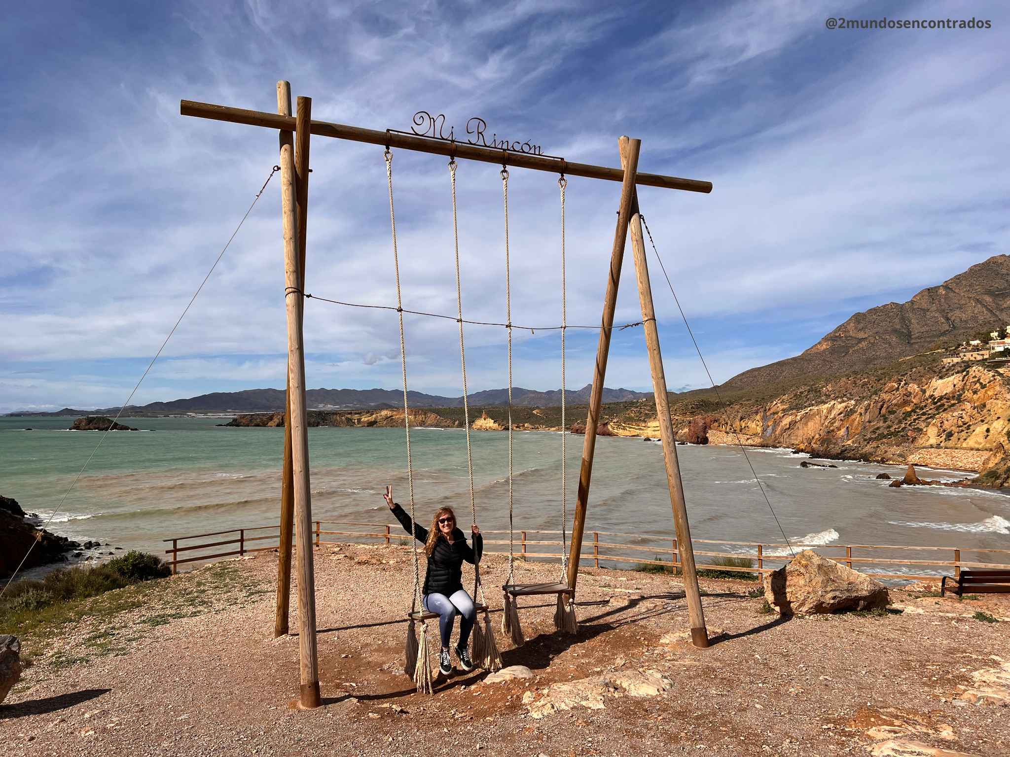 Columpio de la playa de Rincón en Bolnuevo, Murcia, frente al mar