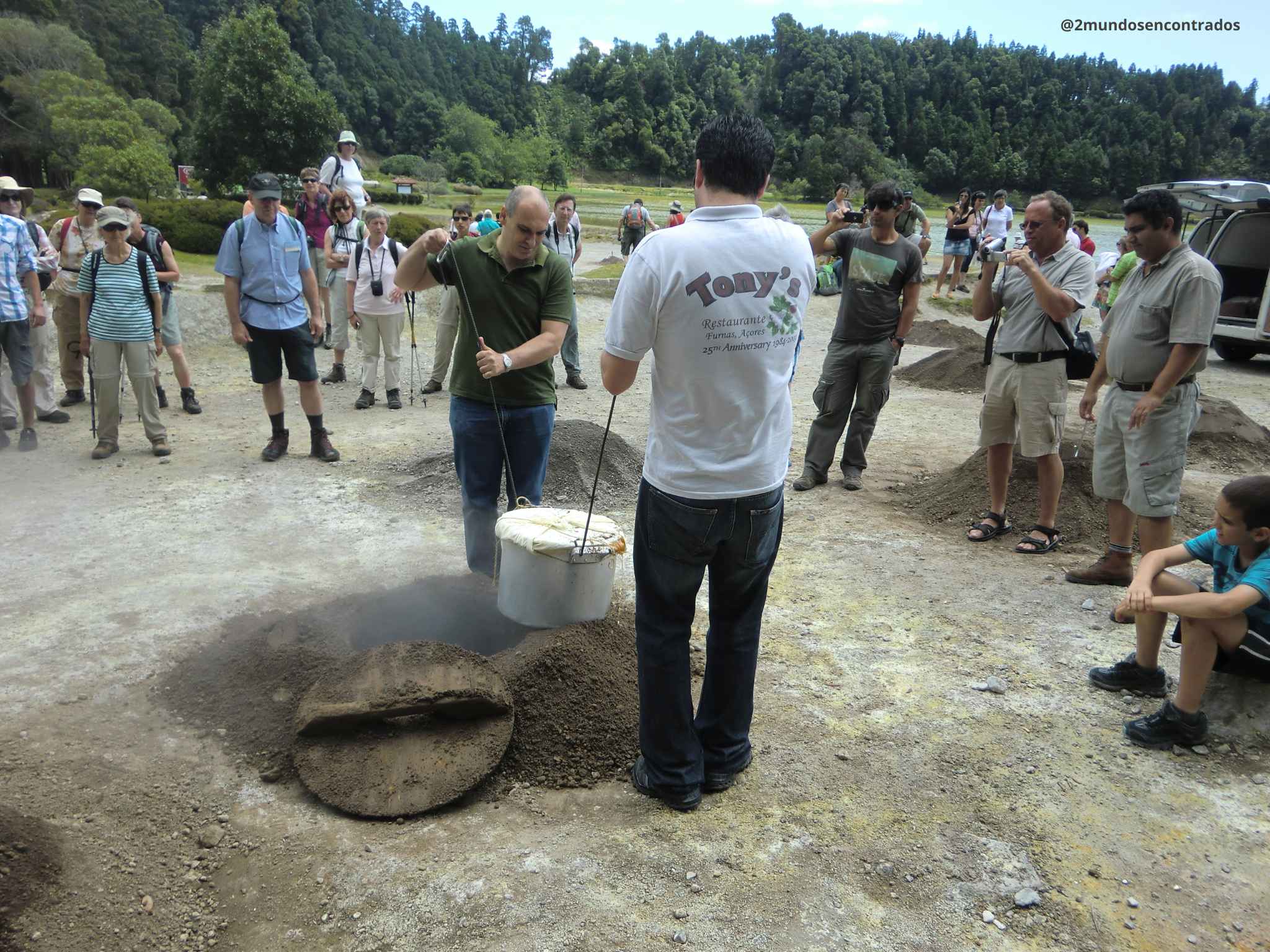 Extracción del cozido das Furnas de las calderas volcánicas de São Miguel