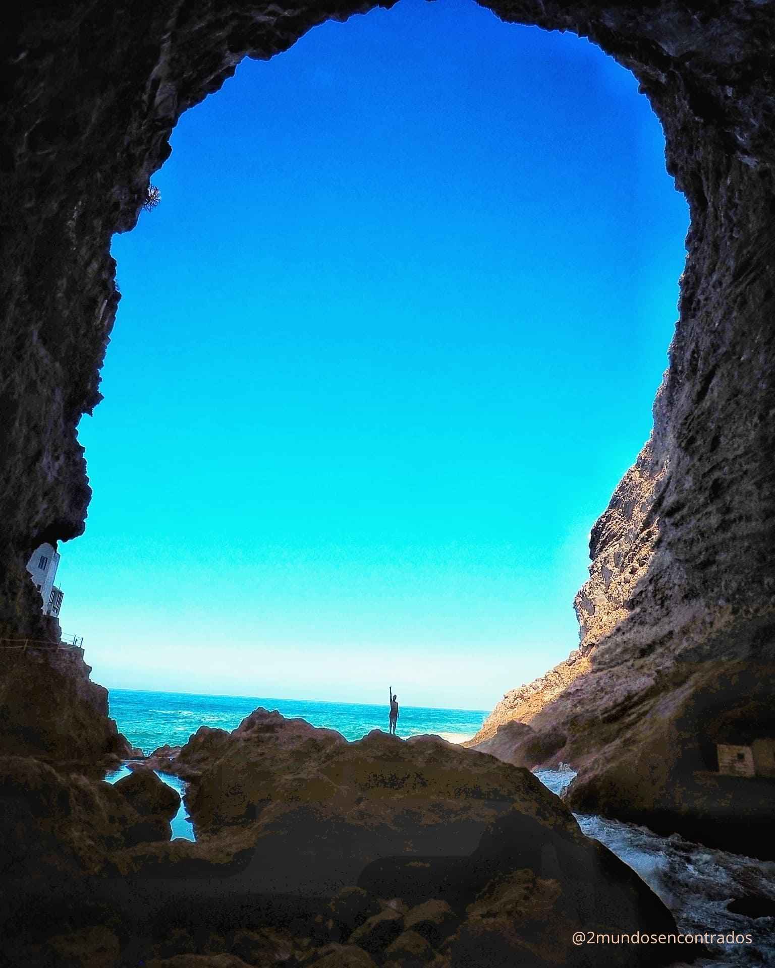 Cueva junto al mar en La Palma con vistas al océano Atlántico