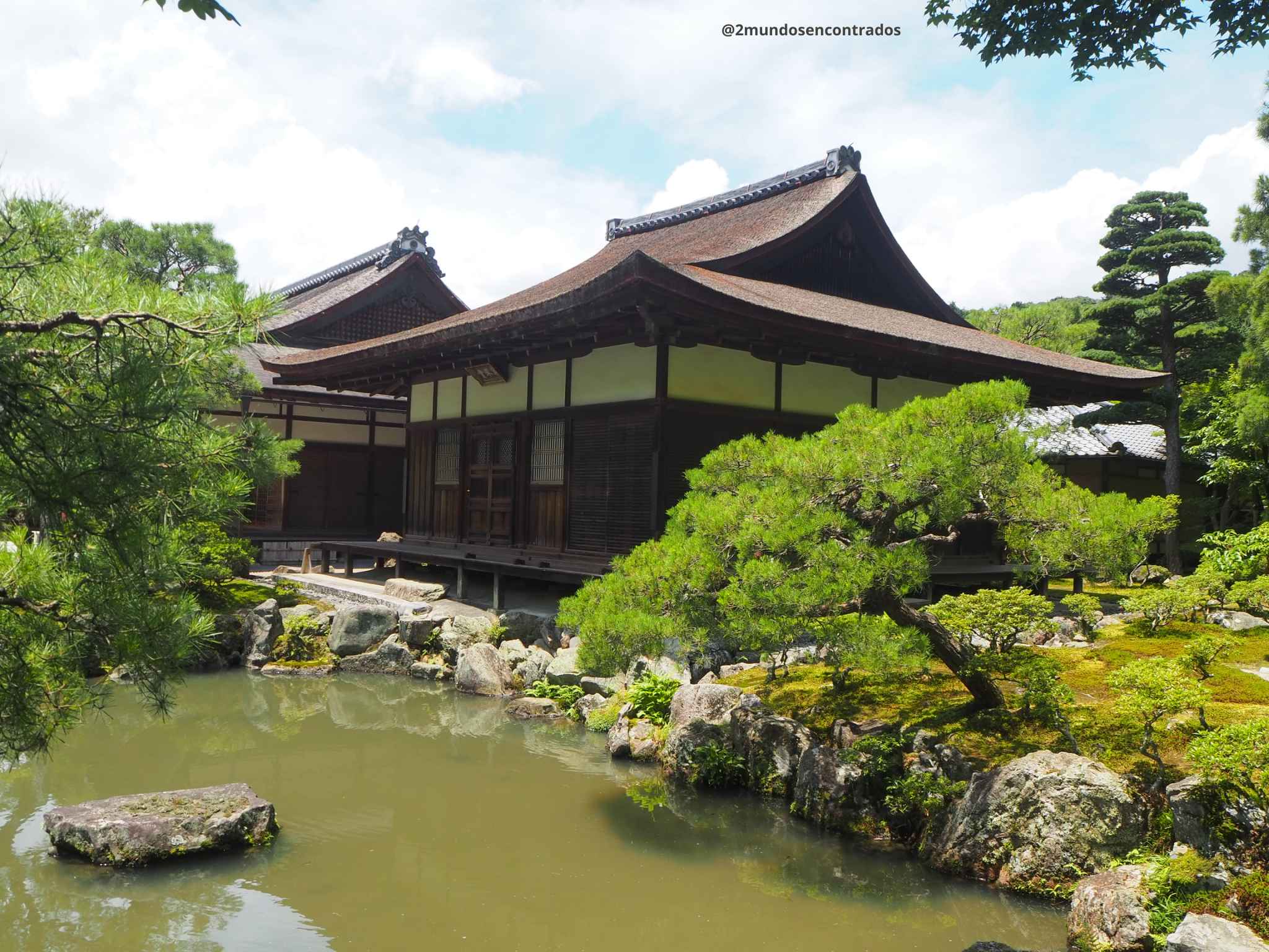 Vista del templo Ginkaku-ji o Pabellón de Plata en Kioto, rodeado de jardines japoneses.